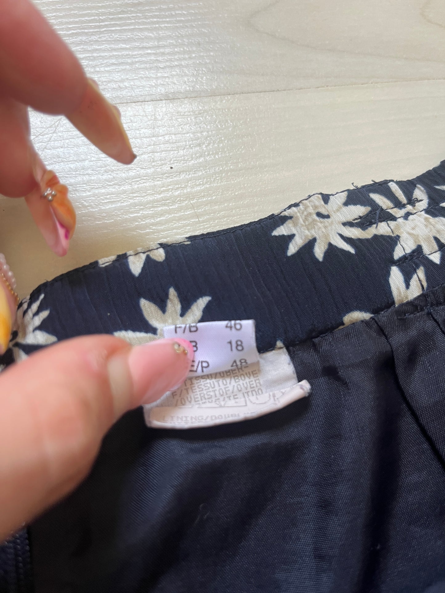 Jupe courte bleu marine fleurie avec fentes - 46