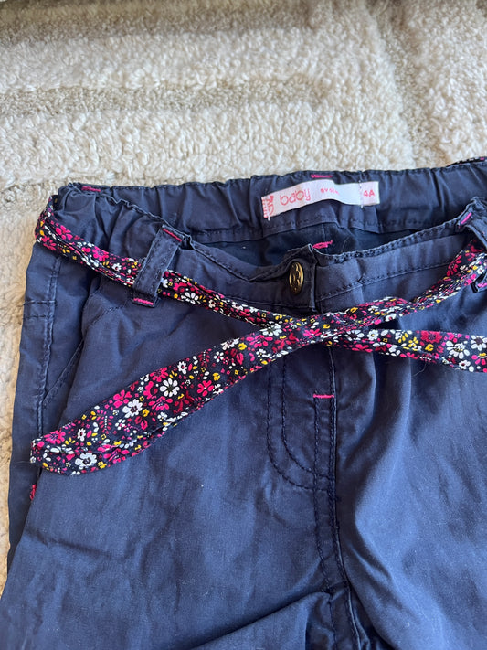 Jean bleu avec ceinture et ourlets fleuris - 4 ans