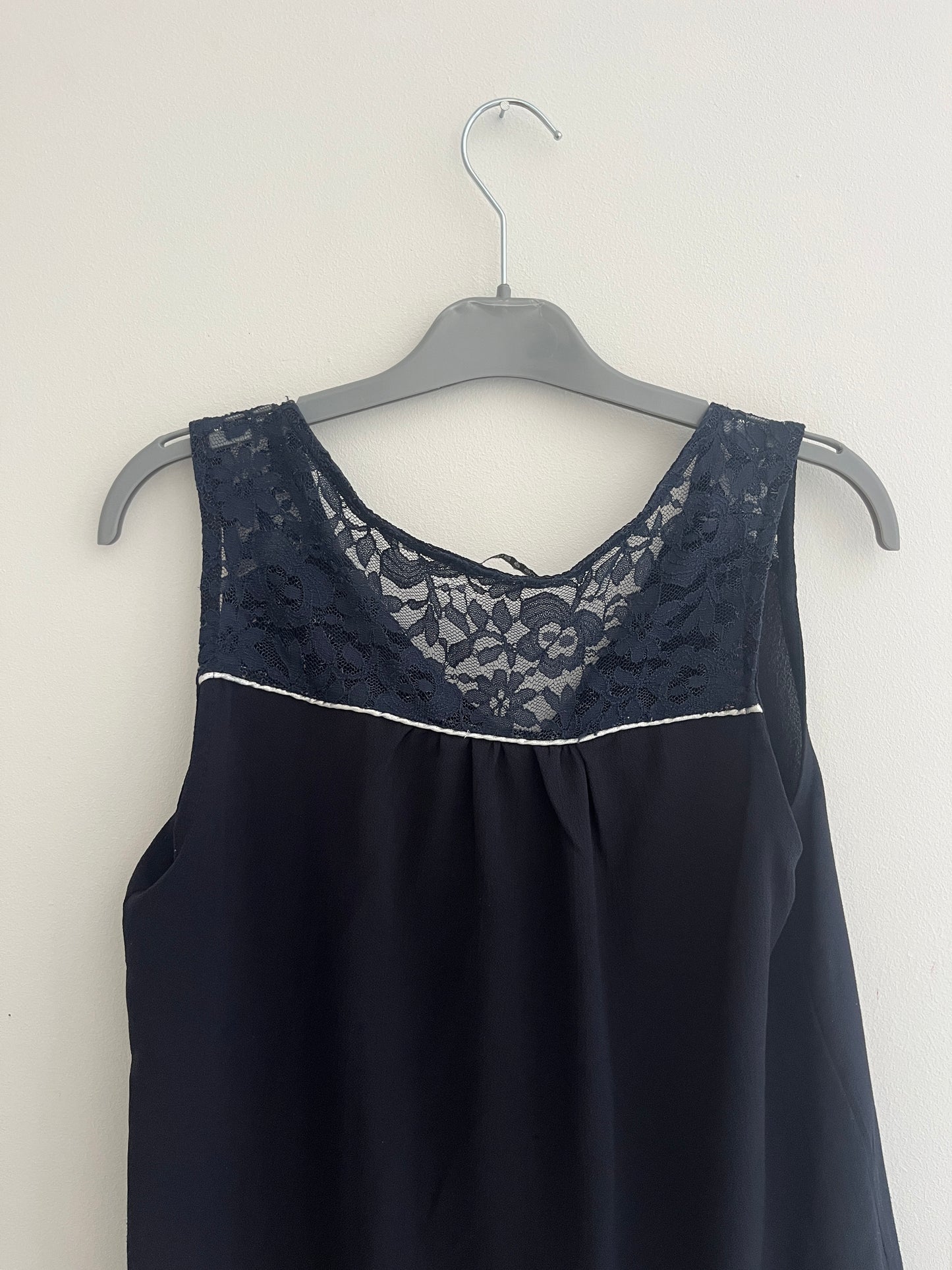 Top sans manches bleu marine avec dentelle Ligne à suivre - 38