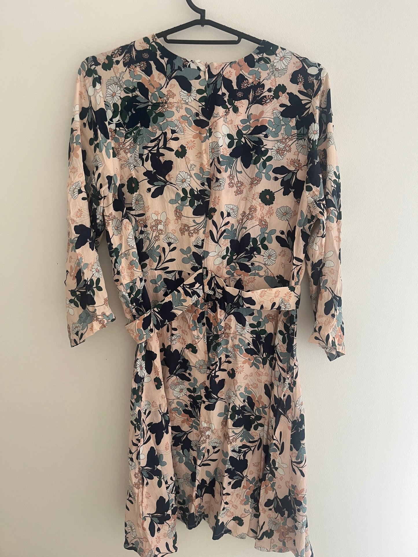 Robe légère ceinturée rose et fleurs La Petite Française - 40