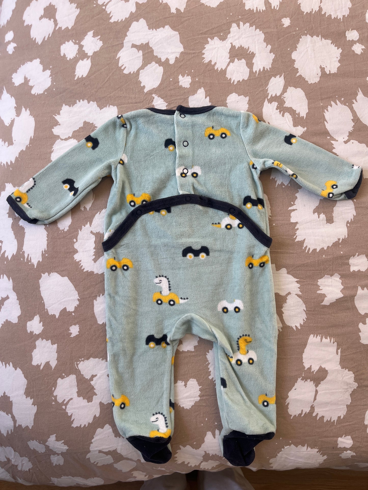Pyjama en velours vert avec dinosaures et voitures - 3 mois