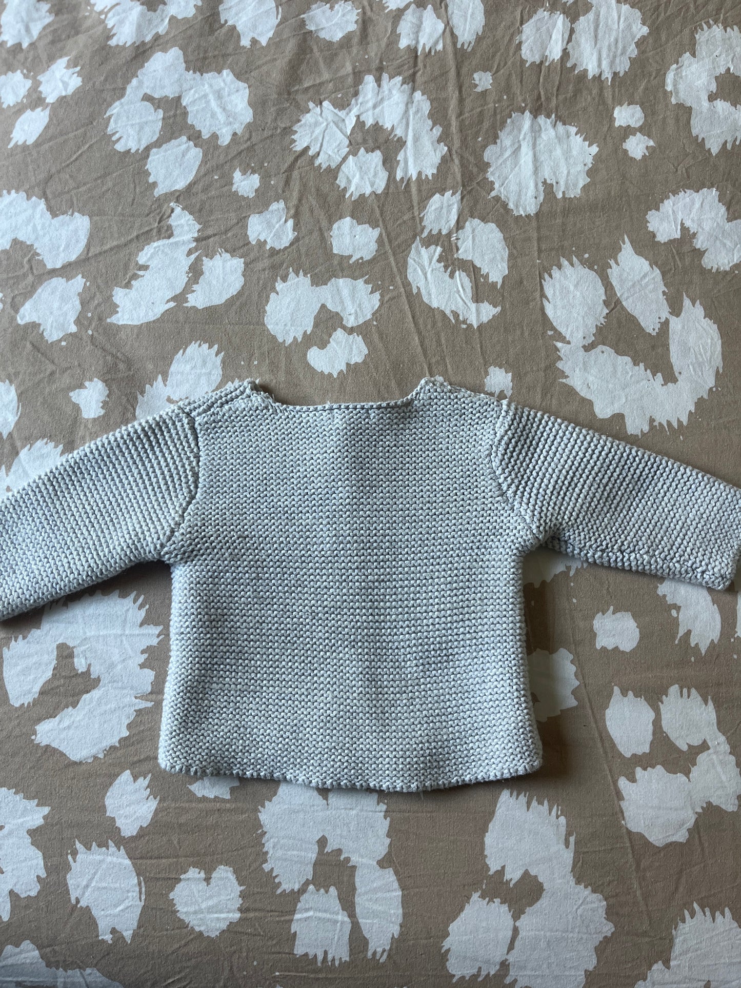 Gilet en maille grise avec boutons aspect bois - 3 mois