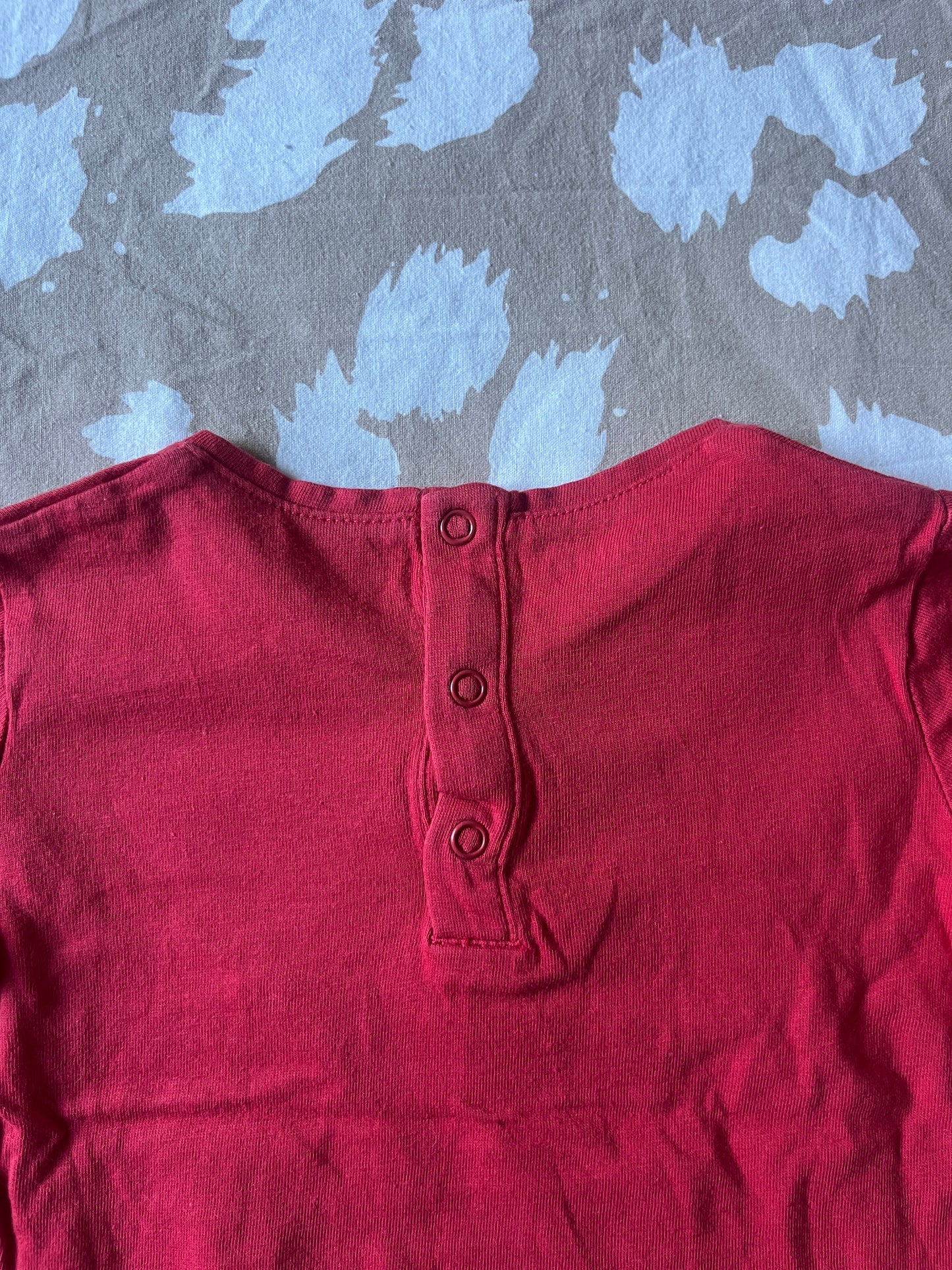 T-shirt à manches longues rouge avec voiture bleue - 6 mois