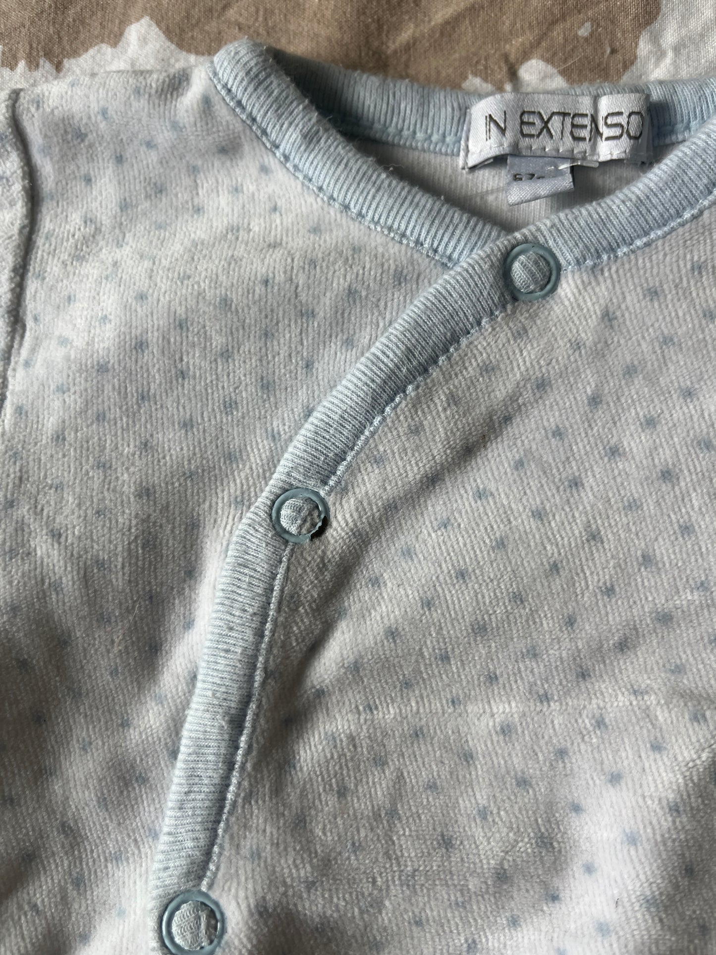 Pyjama en velours blanc avec pois bleus - 6 mois