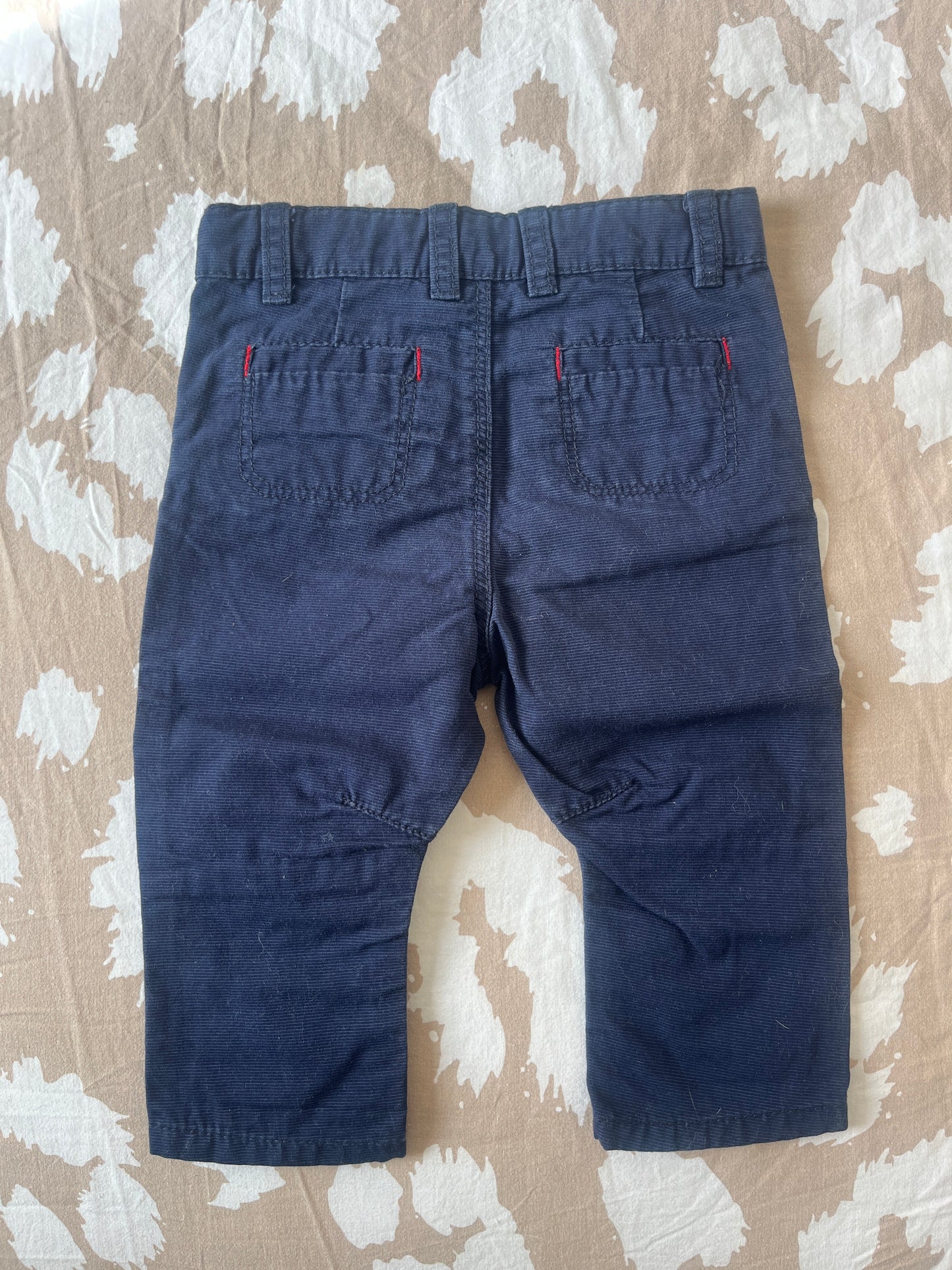 Pantalon bleu effet côtelé avec boutons rouges - 9 mois