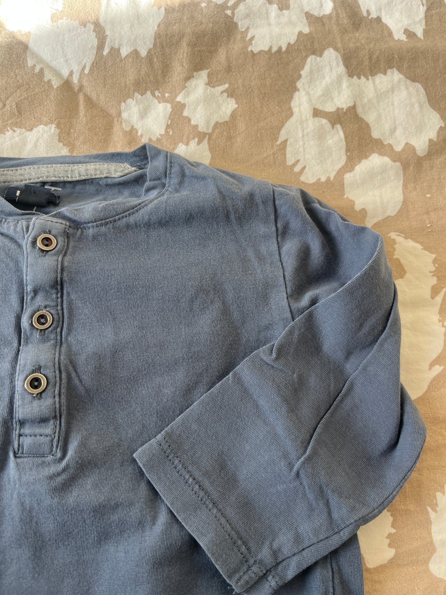 T-shirt à manches longues bleu/gris avec boutons - 18 mois