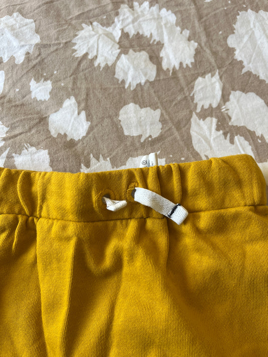 Short moutarde avec ourlets - 24 mois