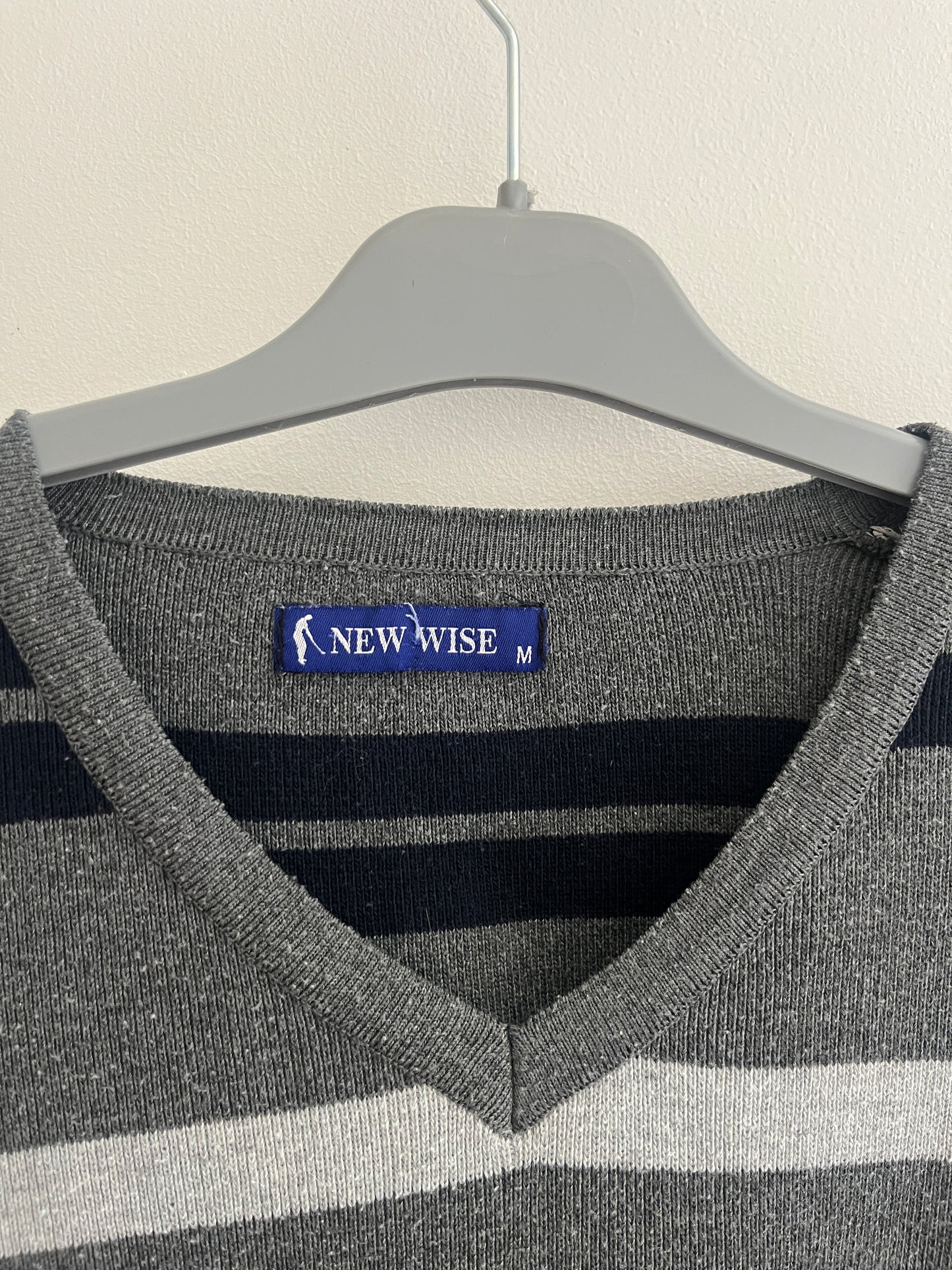 Pull à manches longues gris avec rayures et col V - M