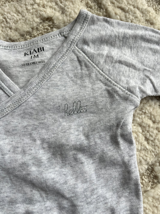 Body à manches longues gris asymétrique « hello » - 1 mois