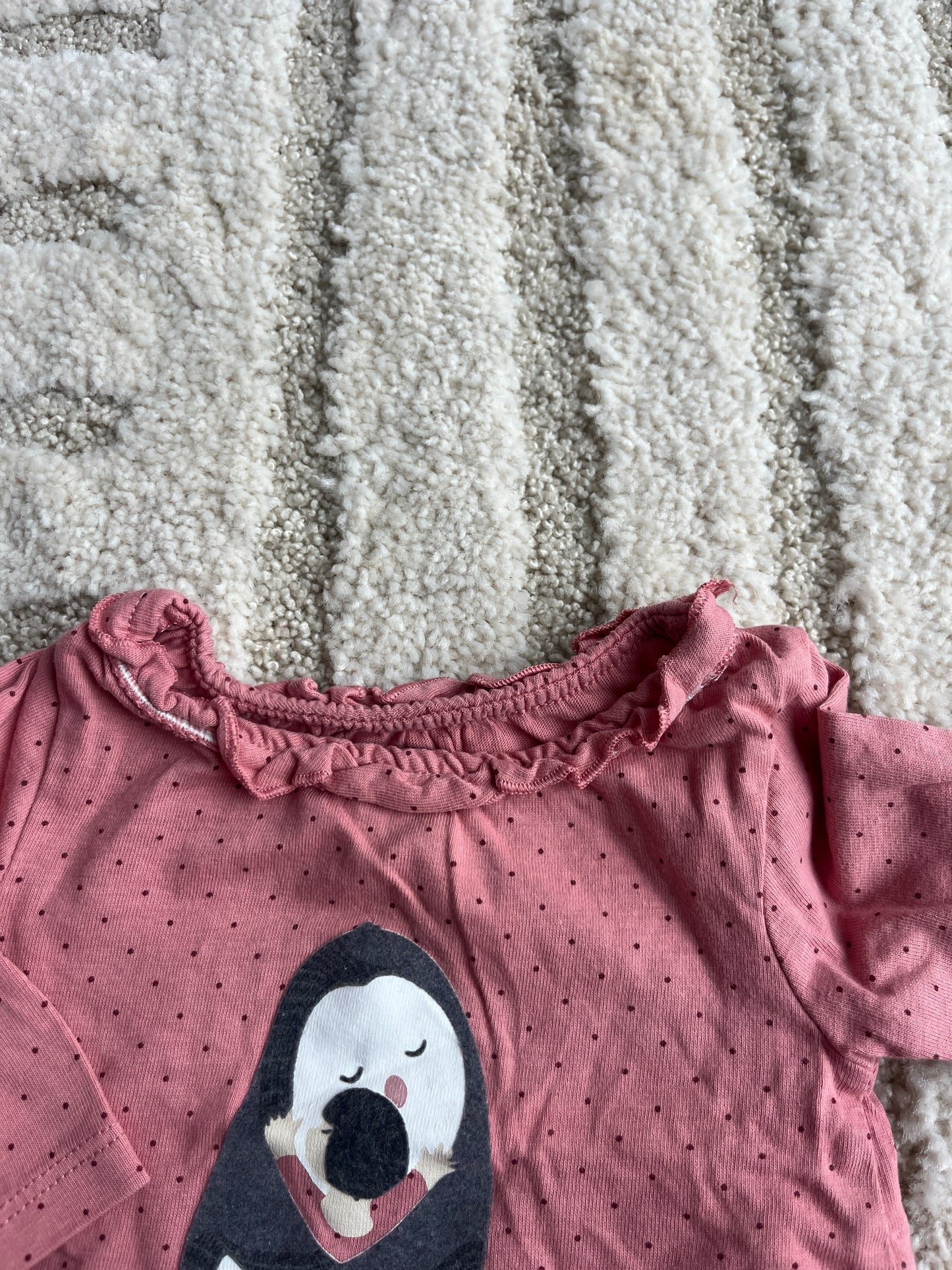 T-shirt à manches longues rose à pois motif pingouin avec col volanté - 1 mois
