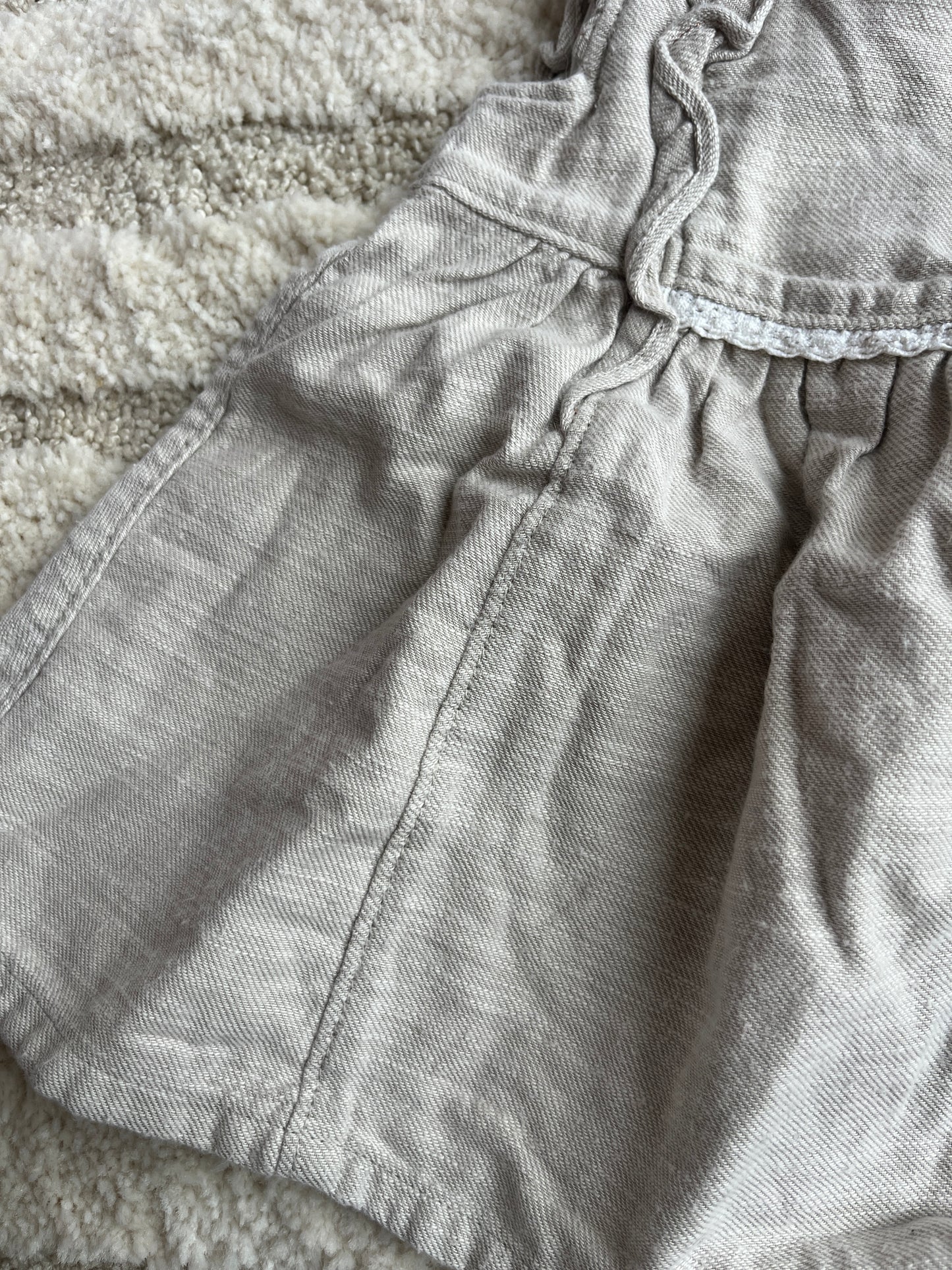 Robe sans manches volantées effet lin en beige avec fleurs paillettées - 3 mois