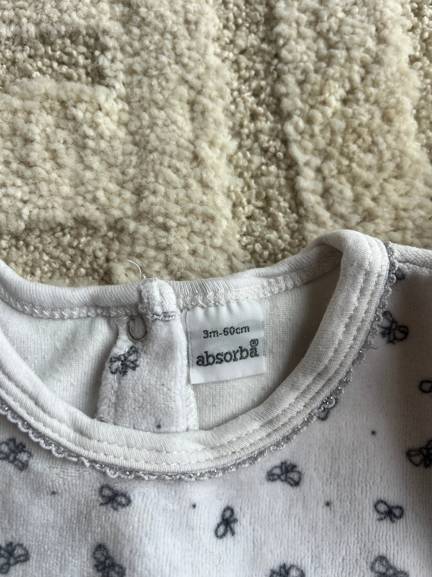 Pyjama velours blanc motifs nœuds noirs avec recette Absorba - 3 mois