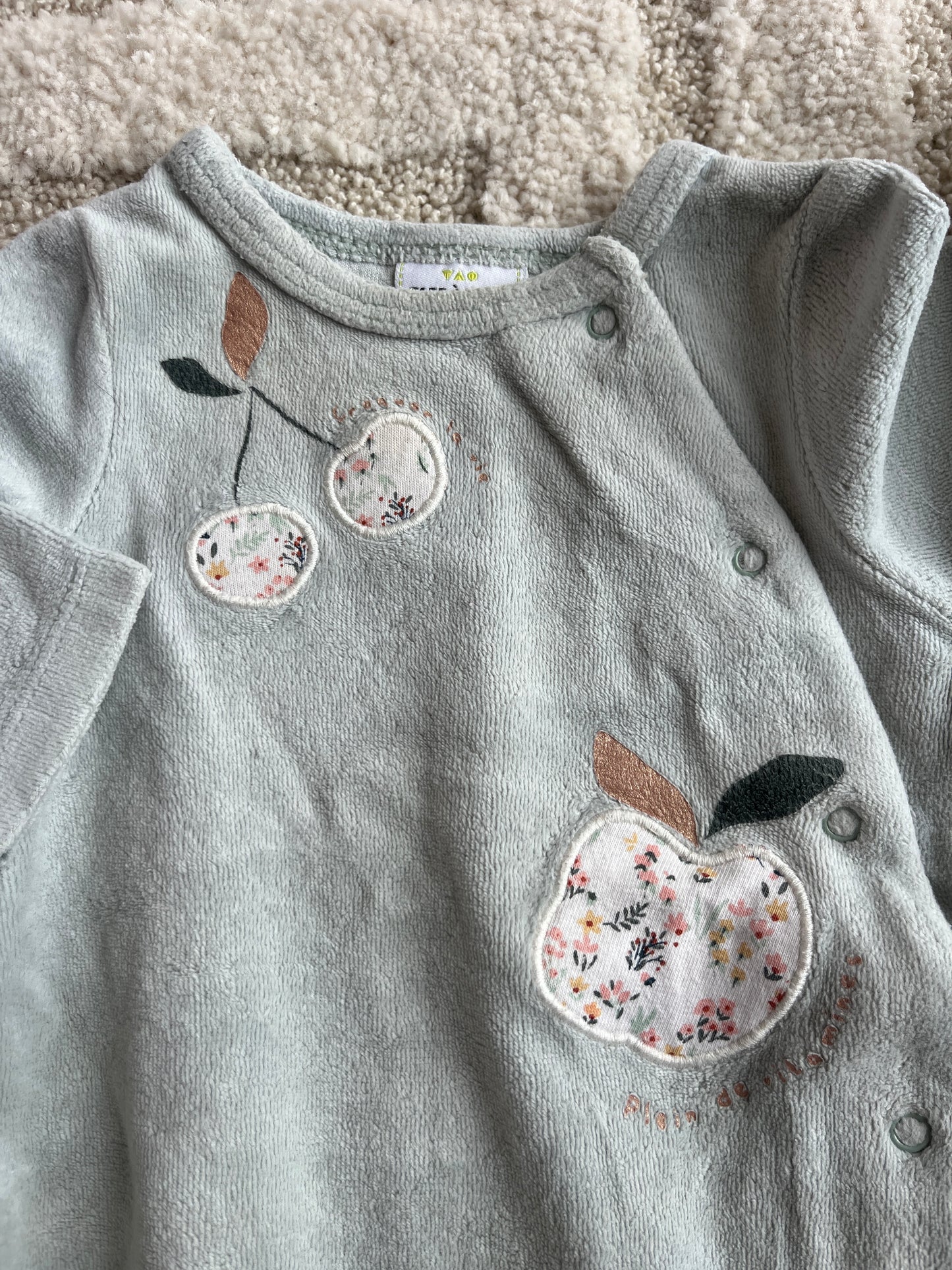 Pyjama velours vert sauge motifs pommes fleuries TAO - 3 mois