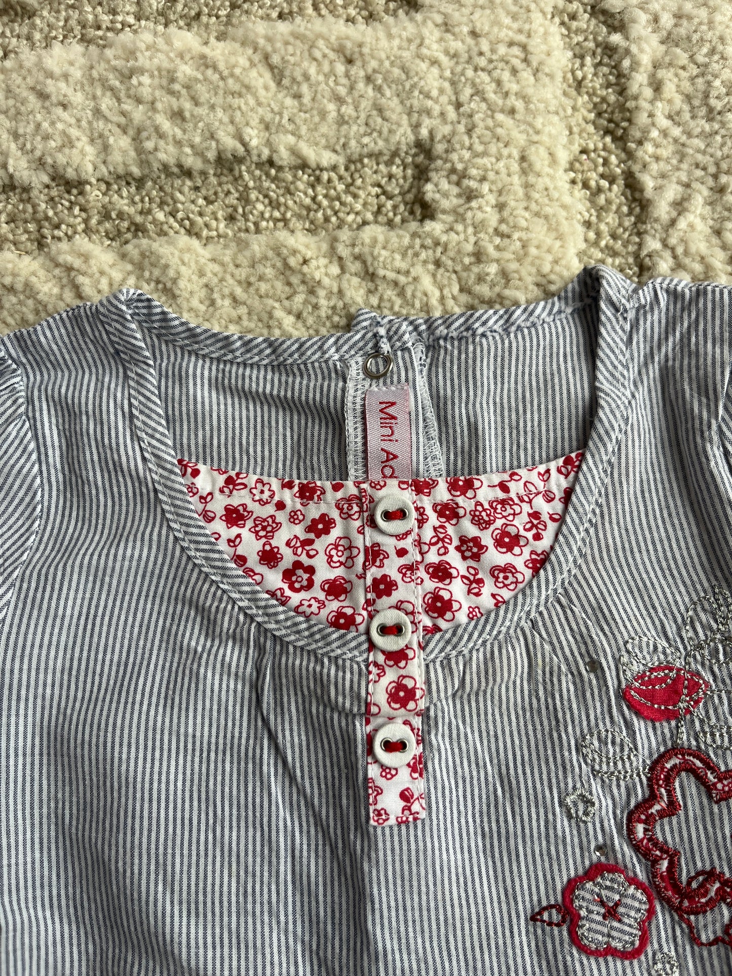 Robe à manches courtes rayée noir et blanche avec fleurs rouges - 3 mois