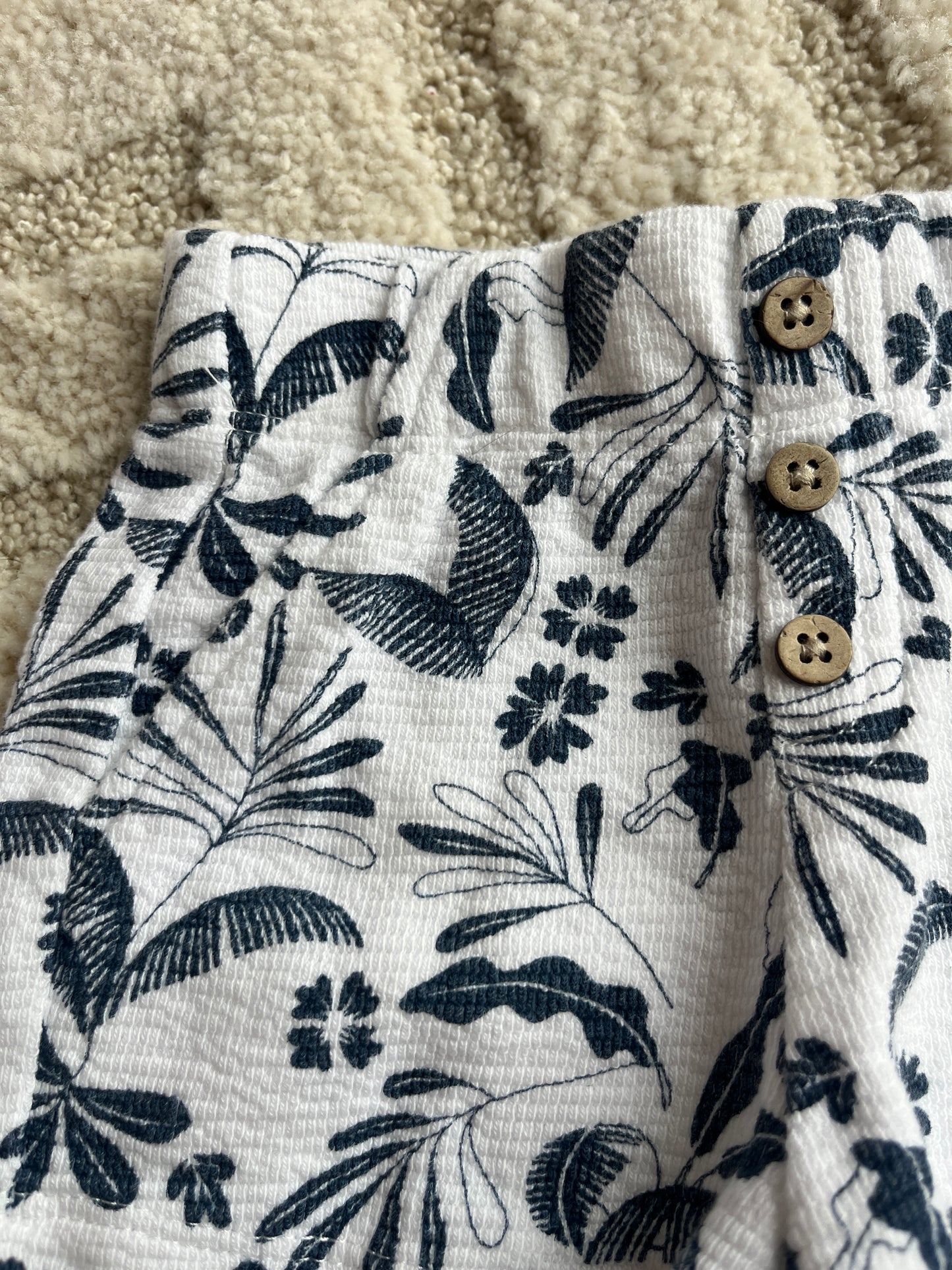 Short effet lin blanc feuilles bleu marine - 3 mois