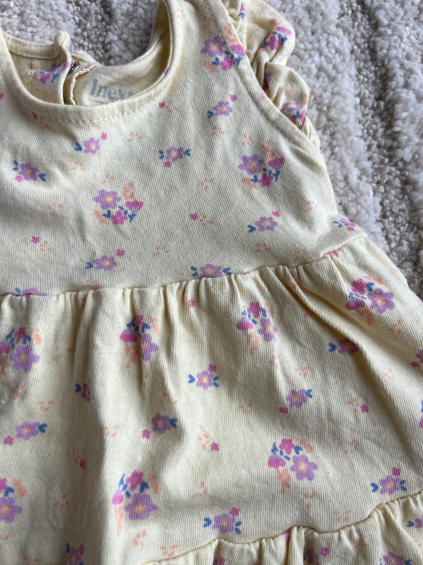 Robe sans manches volantées jaune fleurs roses - 3 mois