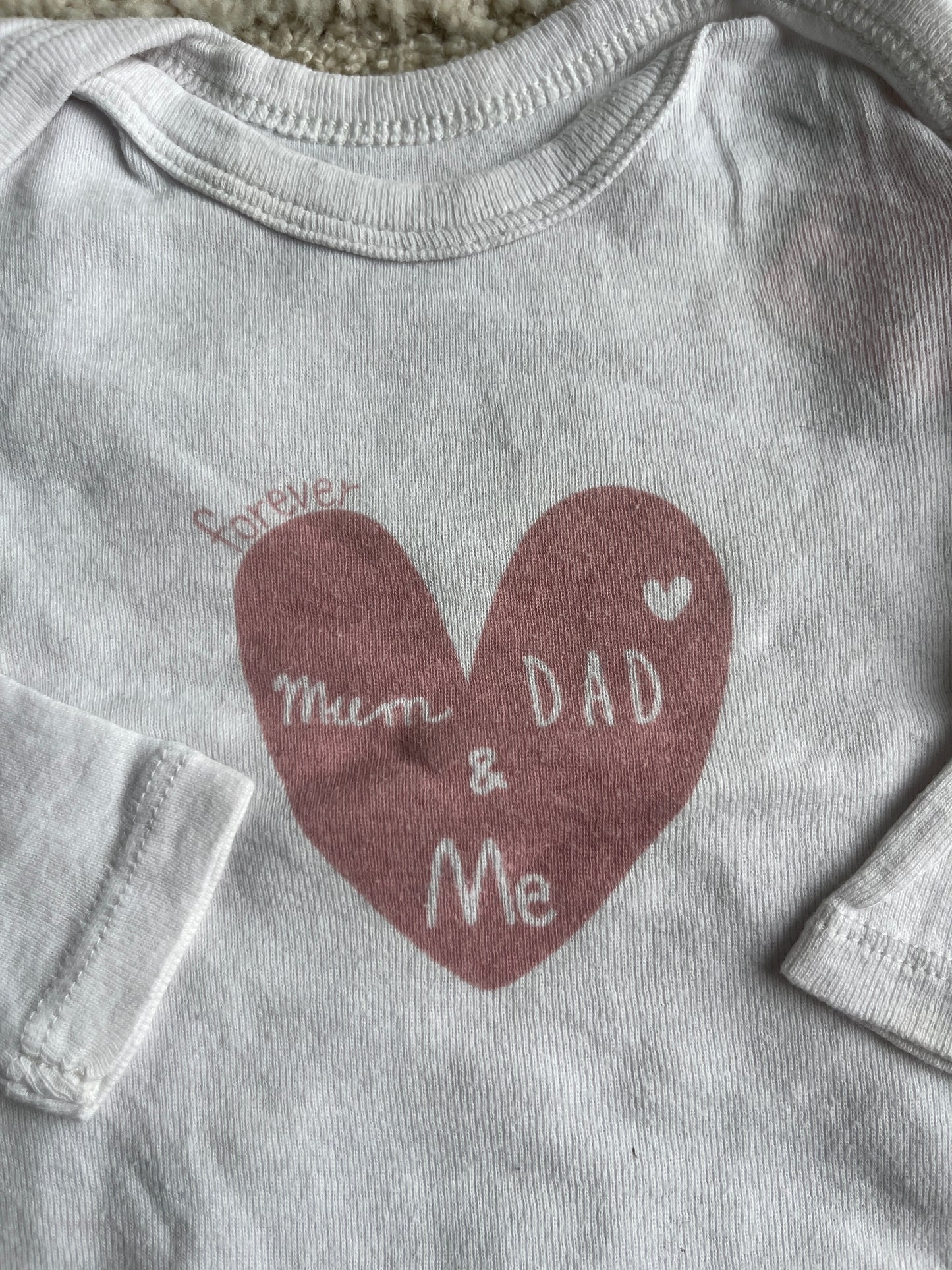 Body à manches longues blanc cœur rose « mum, dad & me » - 6 mois