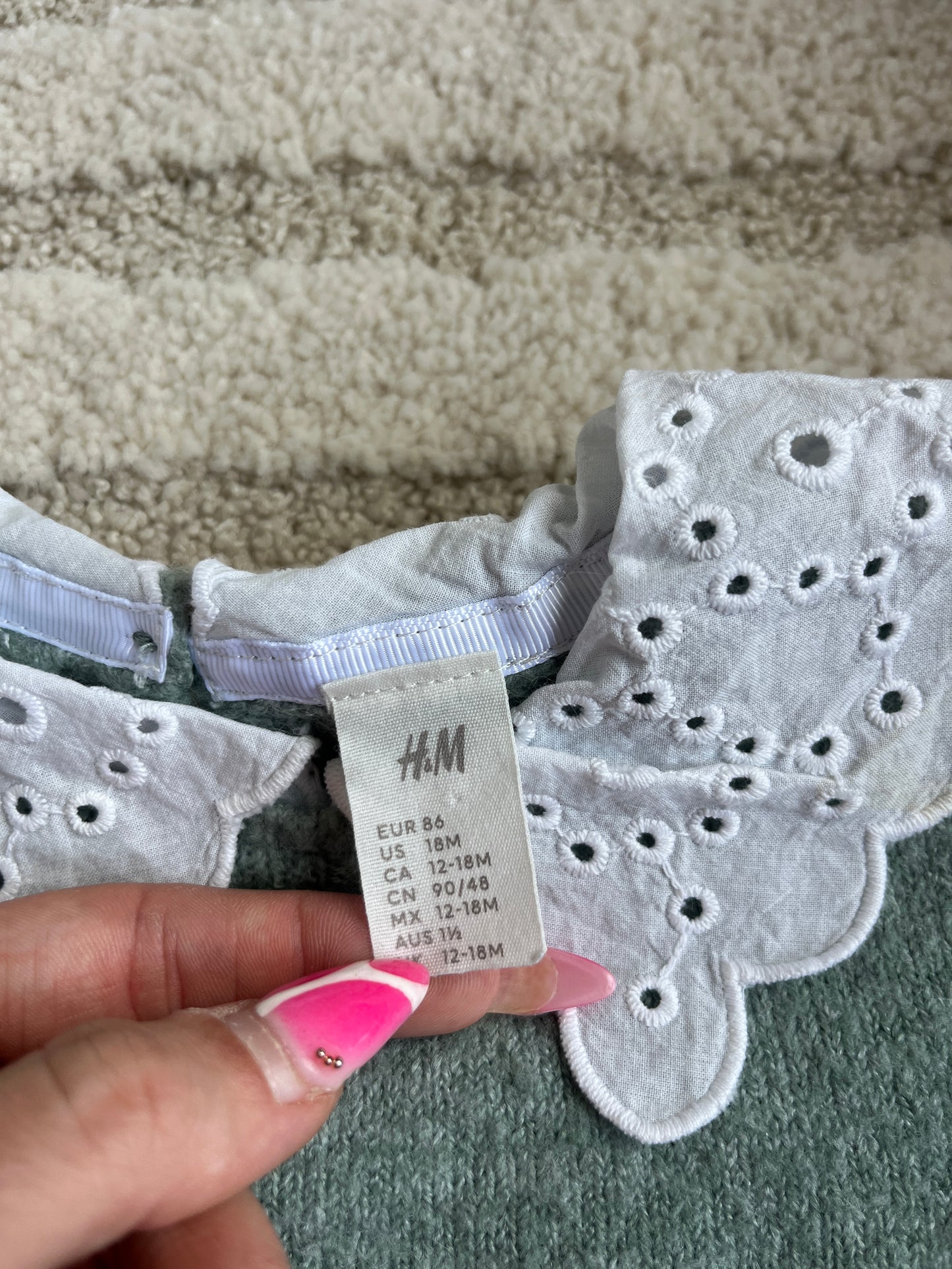 Pull en laine vert avec col Claudine en tissu blanc et broderies H&M - 86 cm
