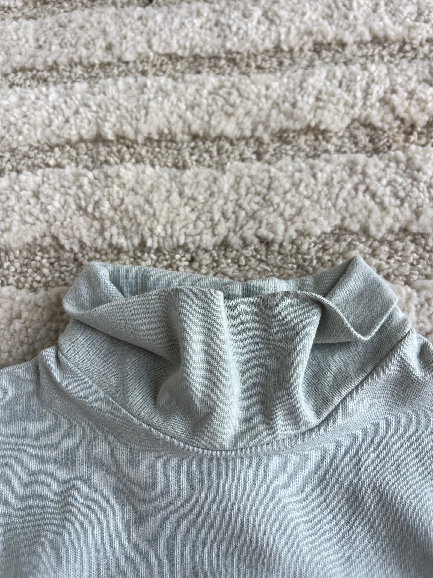 T-shirt à manches longues et col roulé vert céladon avec fleurs en relief - 24 mois