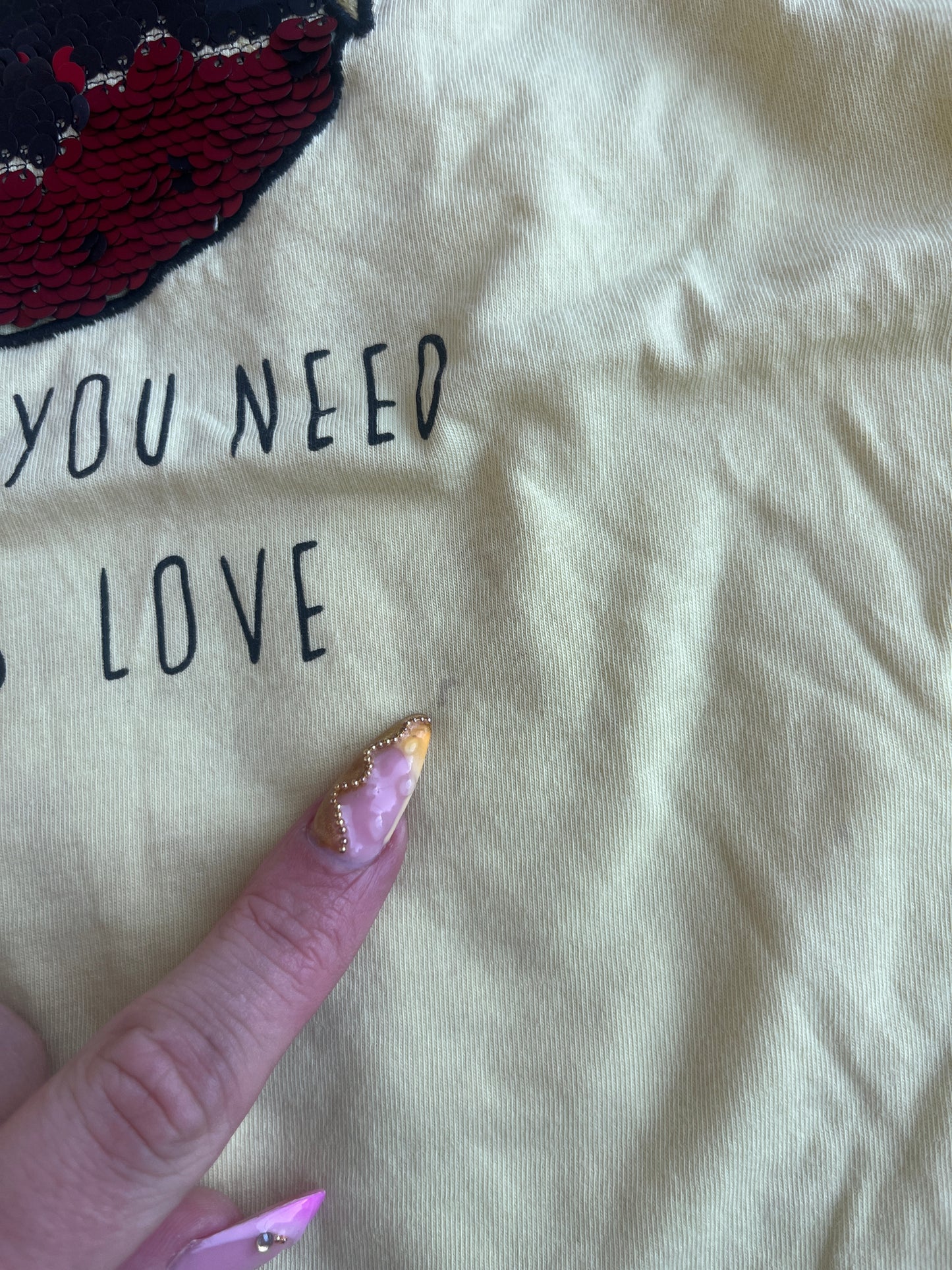 T-shirt à manches courtes jaune motif fraise « all you need is love » - 4 ans