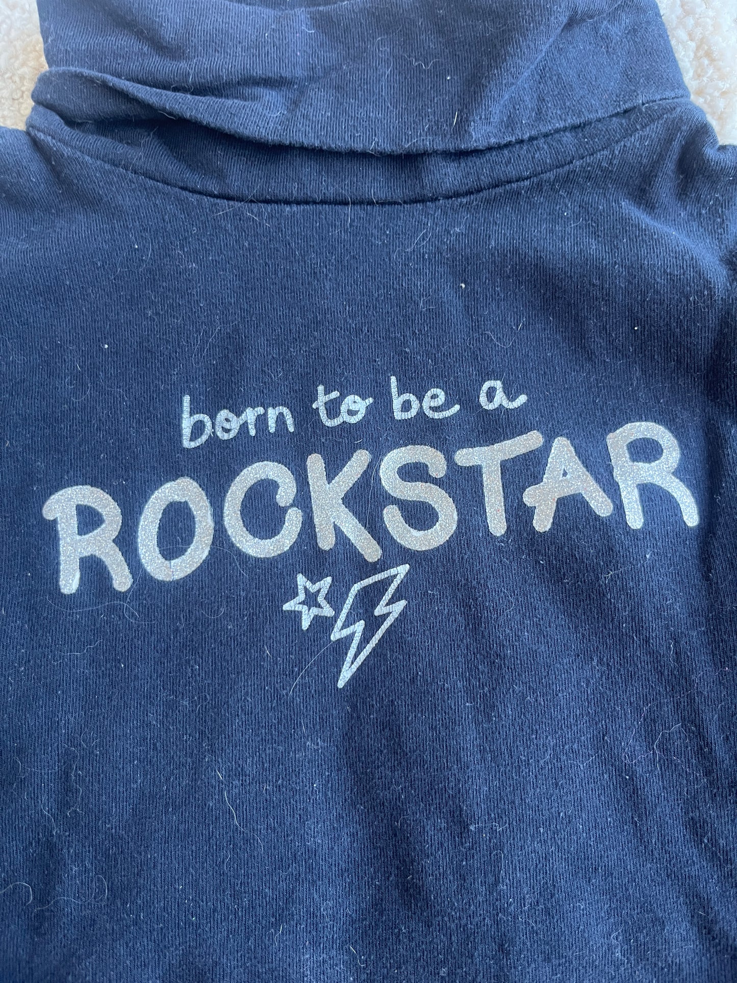 T-shirt à manches longues bleu col roulé « born to be a rockstar » - 6 ans