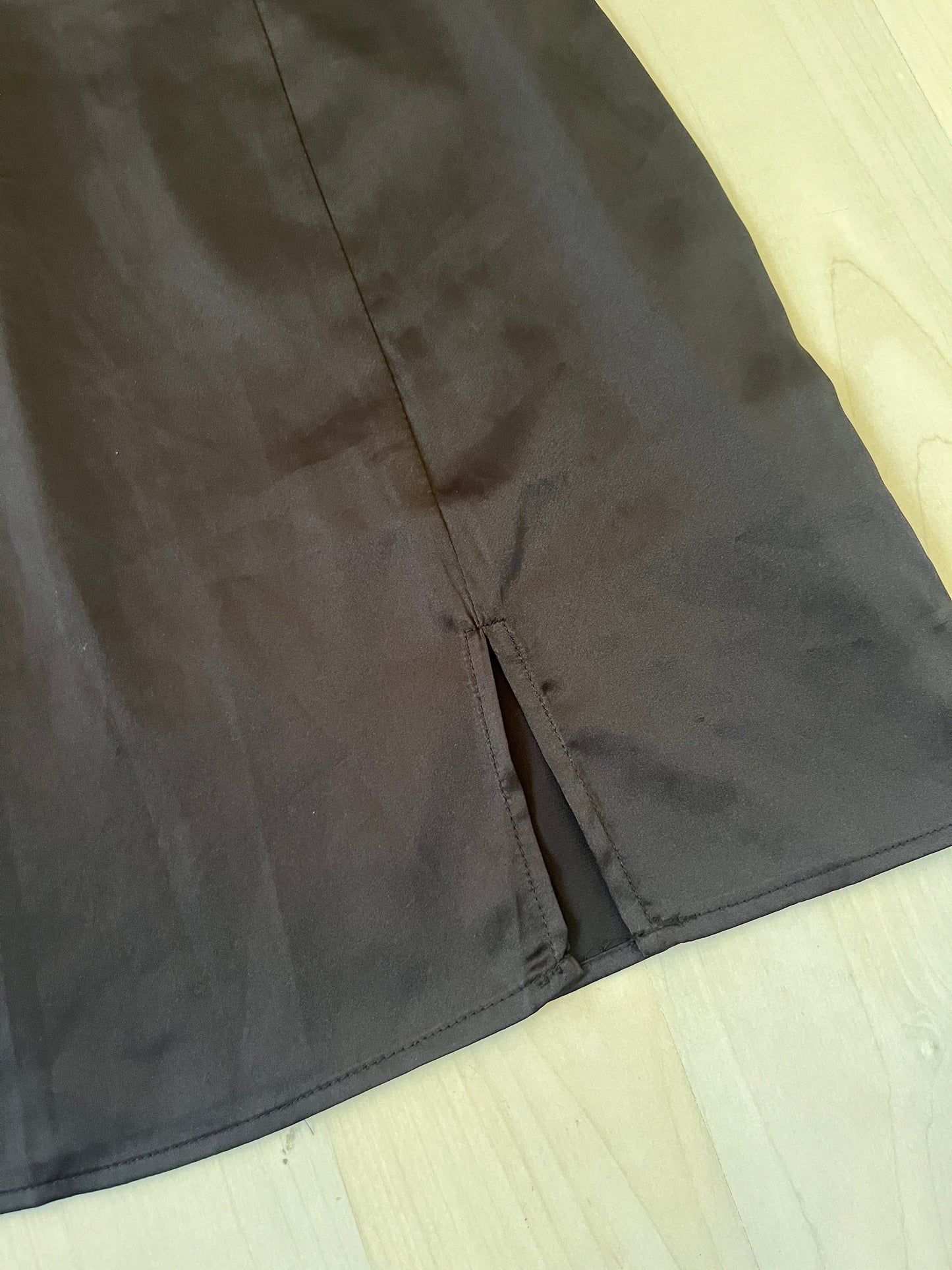 Jupe courte effet satiné noir NEUF - M