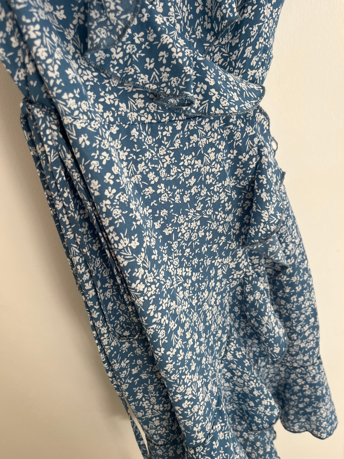 Robe portefeuille courte à bretelles bleue et fleurs blanches - XS