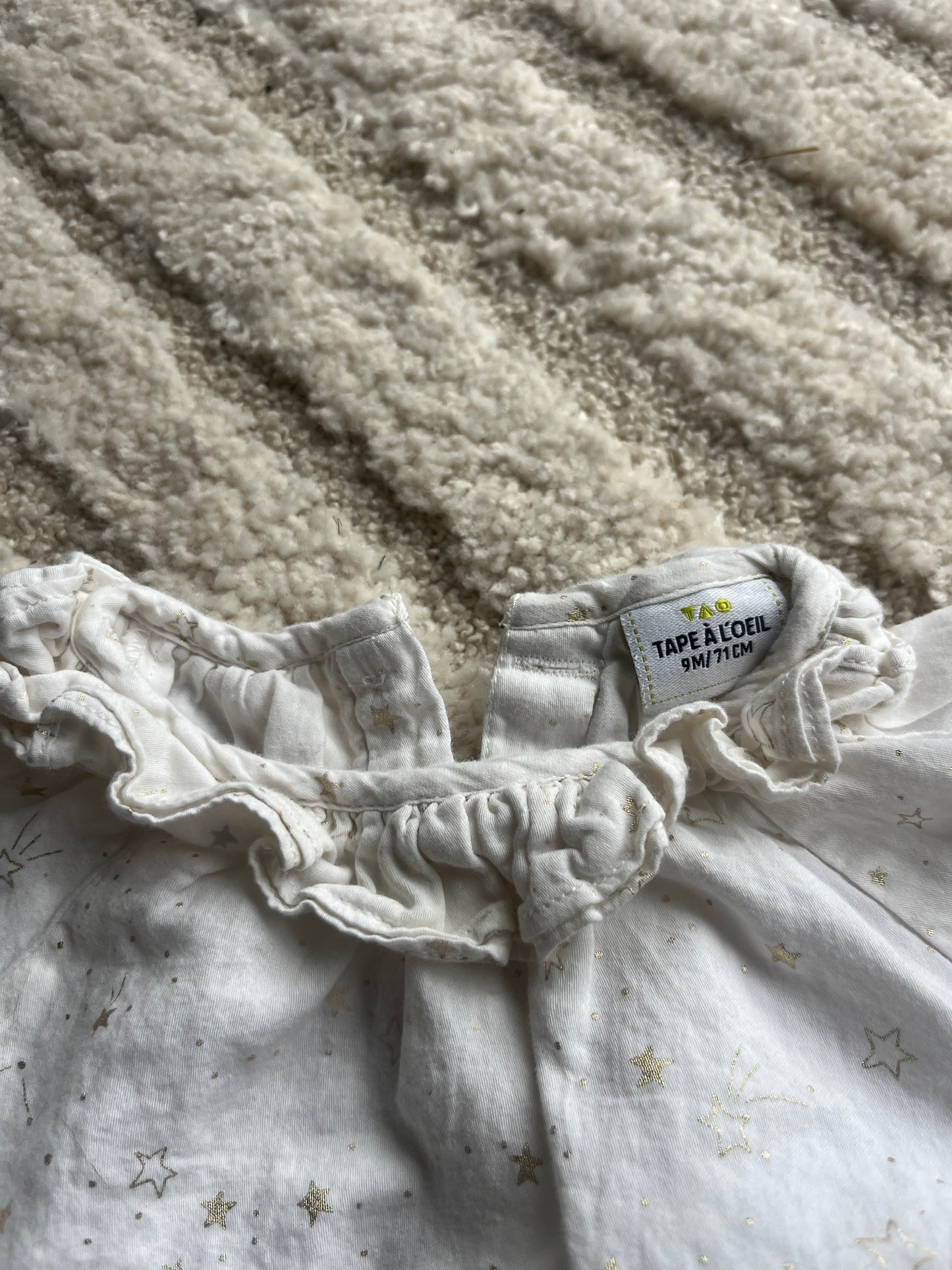 Blouse crème à col volanté et étoiles dorées TAO - 9 mois