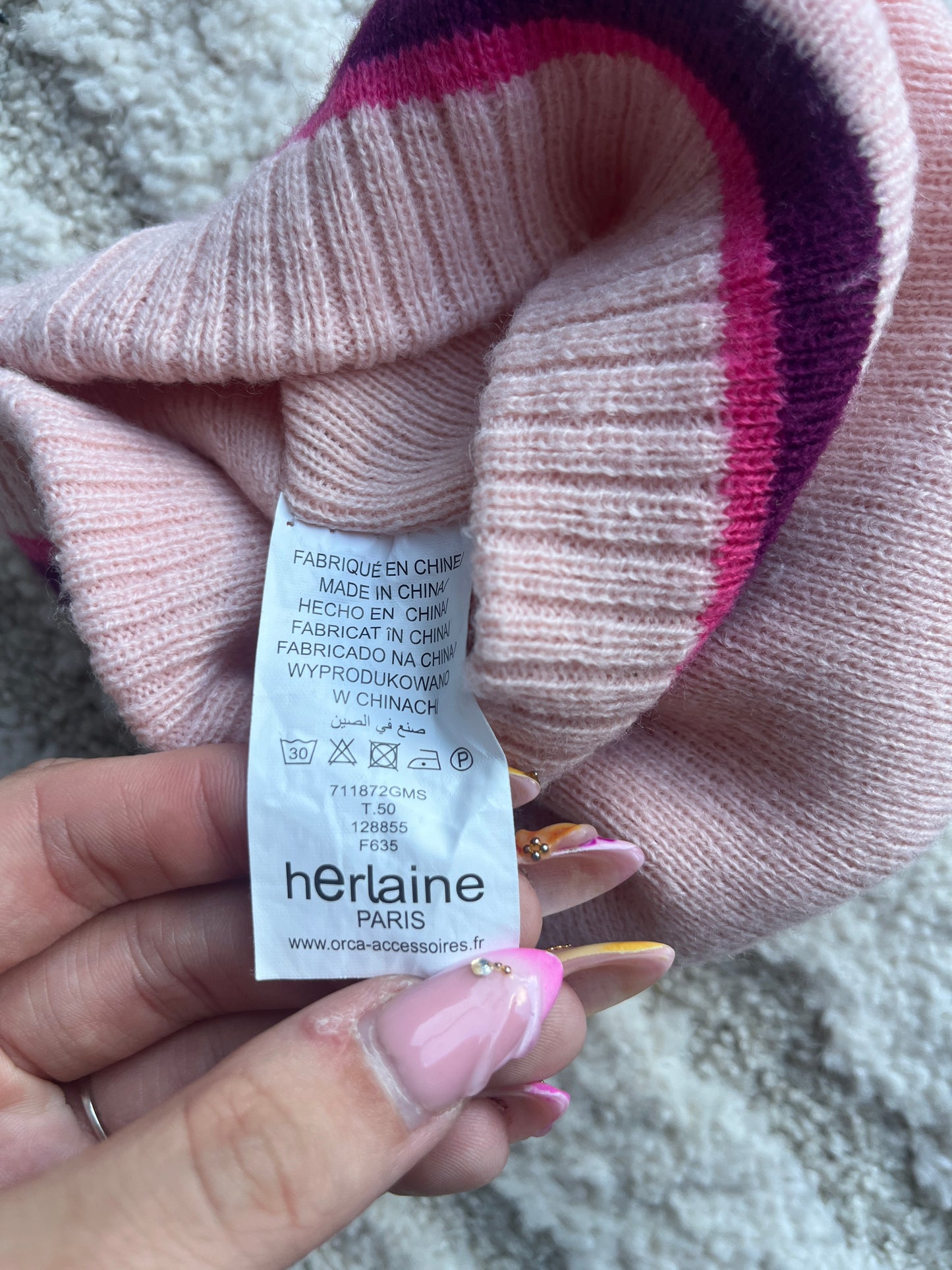 Bonnet en tricot rose avec pompon Herlaine Paris