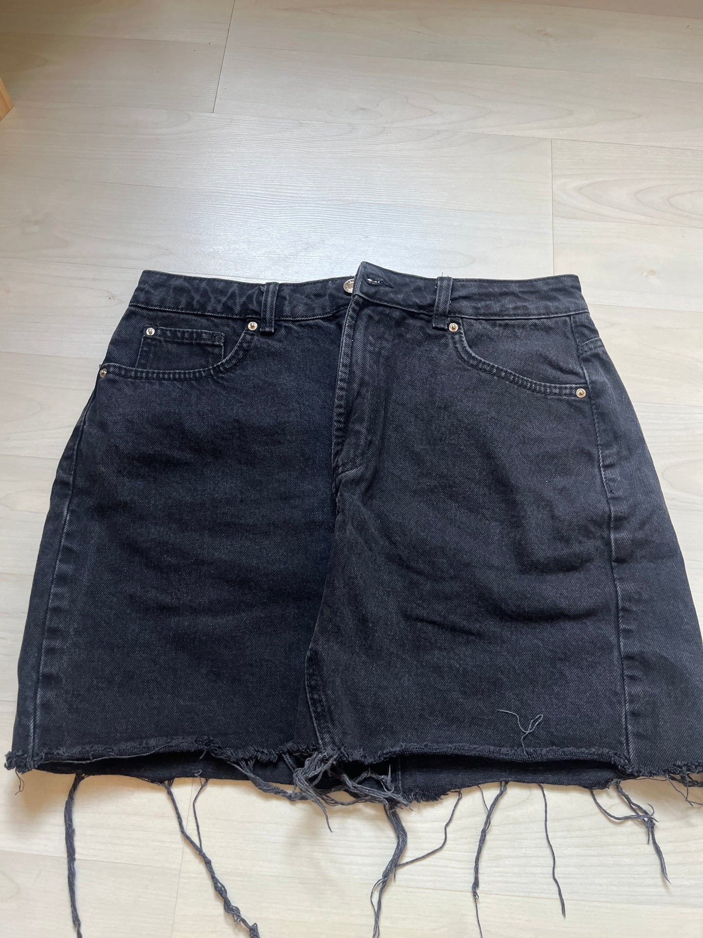 Mini jupe en jean noir effet déchiré - 42