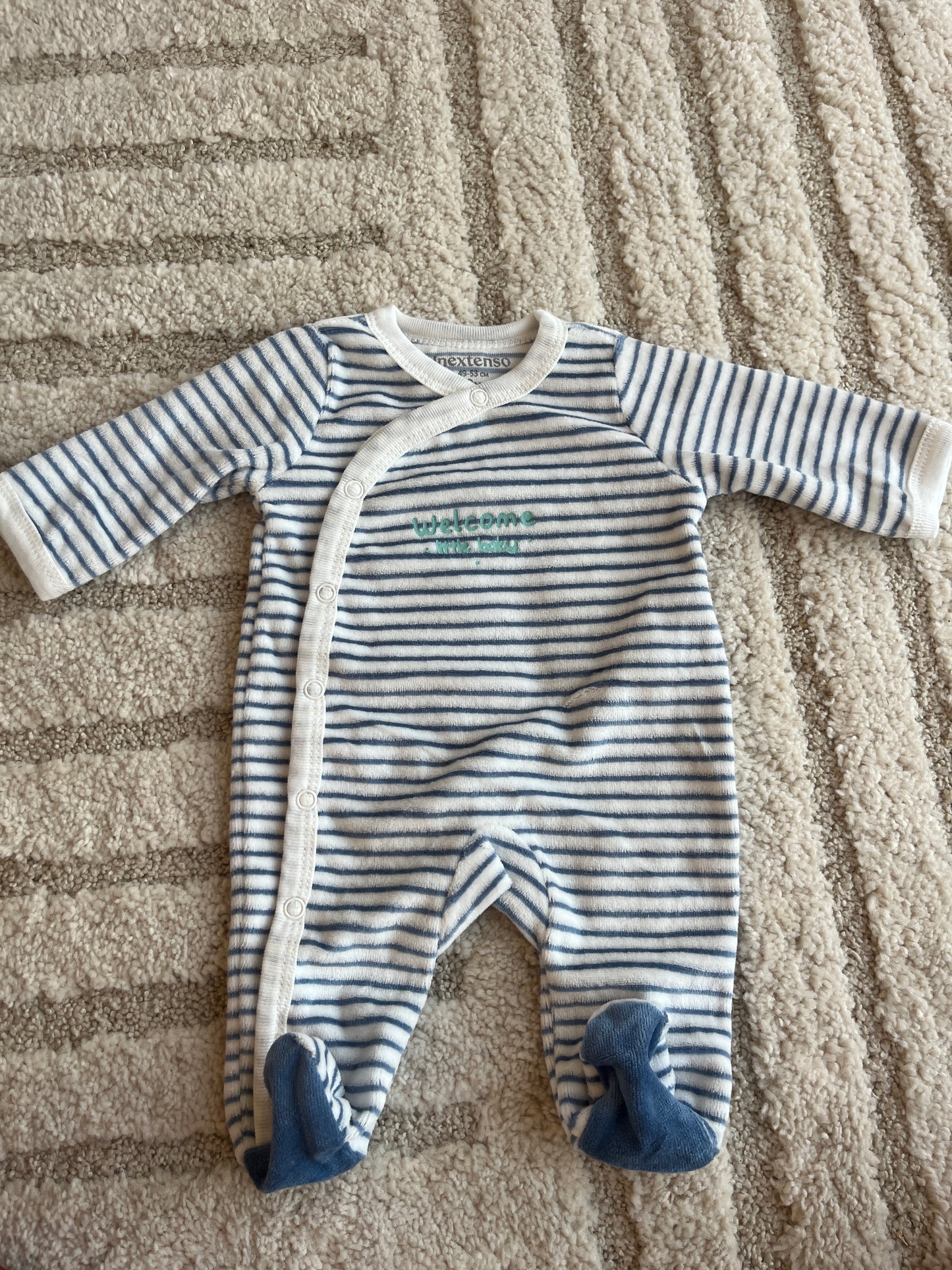 Pyjama velours rayé blanc et bleu « welcome Little baby » - 0 mois