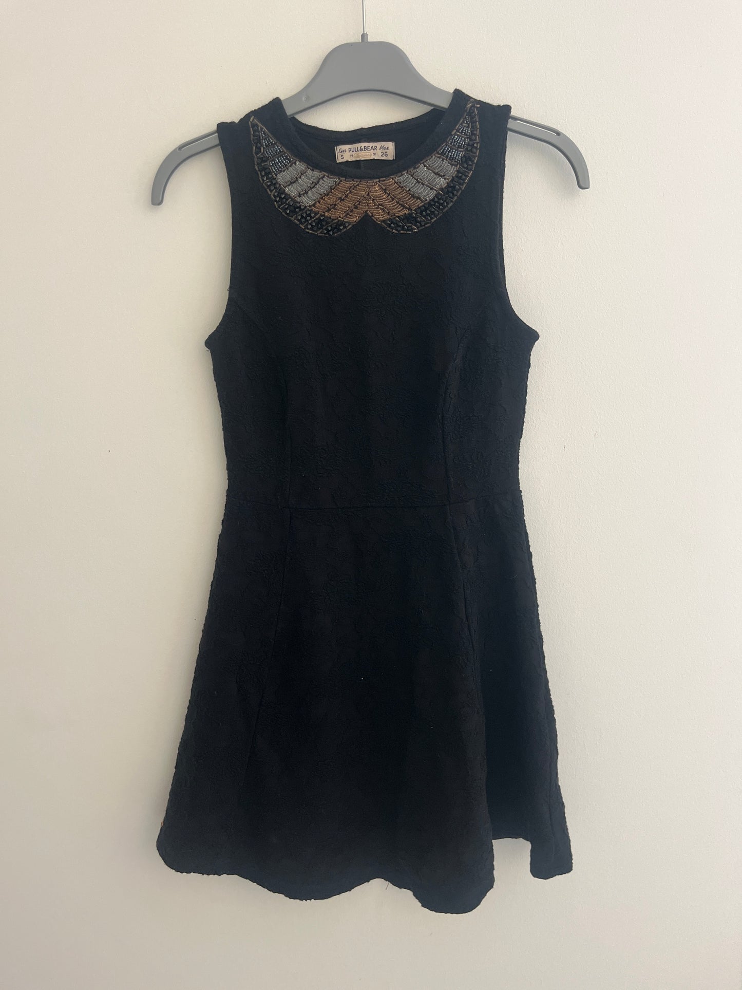 Robe courte sans manches à détails dorés et dentelle Pull&Bear - 36