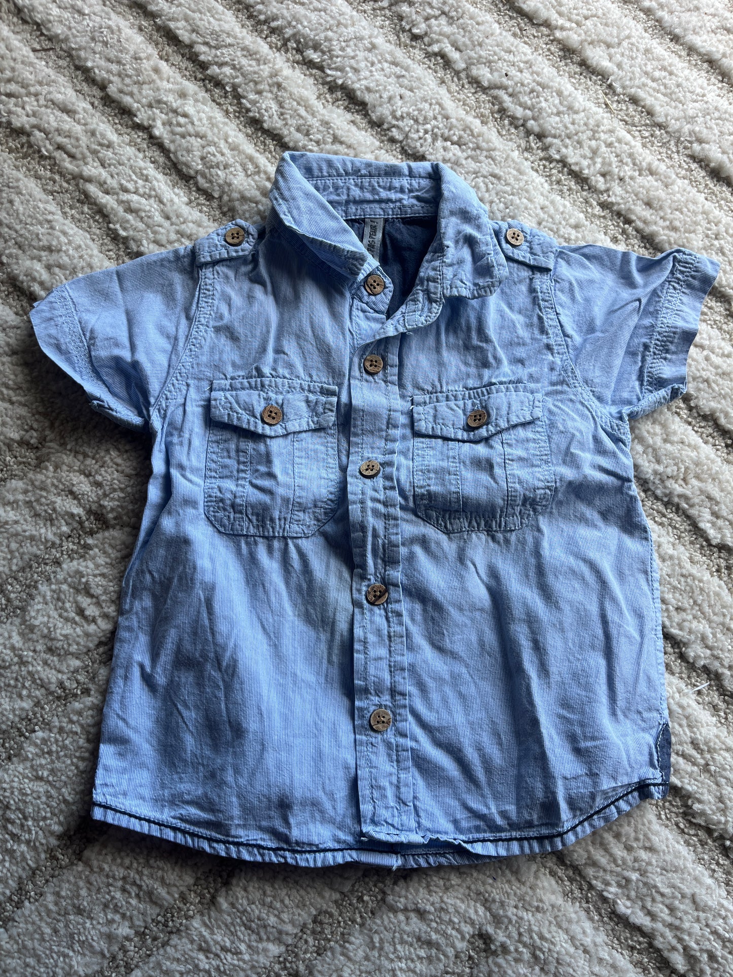 Chemise bleue à manches courtes avec boutons - 2 ans