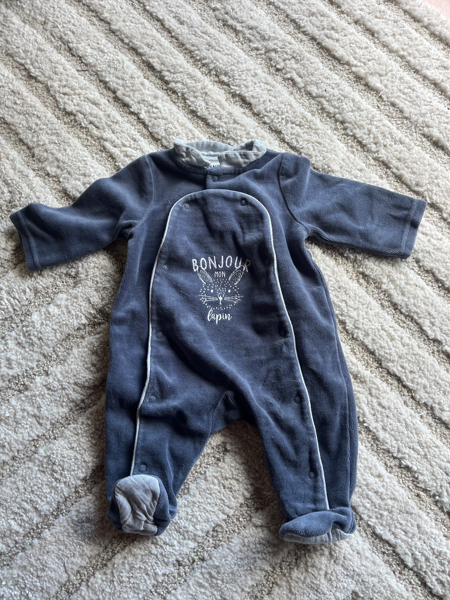 Pyjama velours bleu avec col « bonjour lapin » - 1 mois