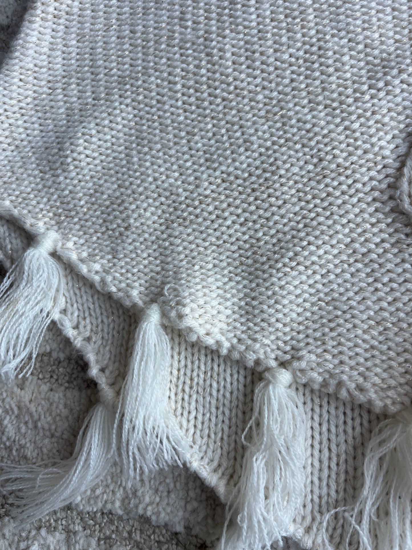 Poncho beige en maille à col roulé et pompons - 5/6 ans