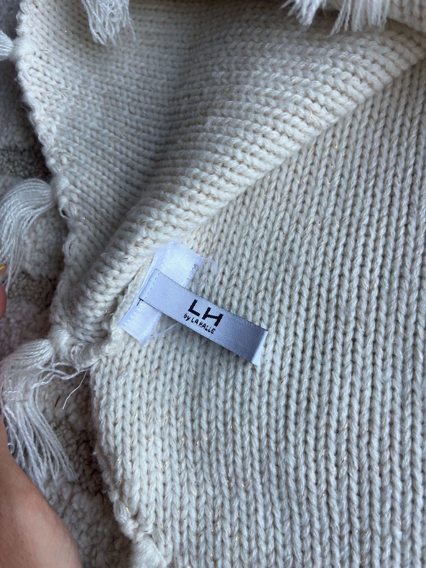 Poncho beige en maille à col roulé et pompons - 5/6 ans