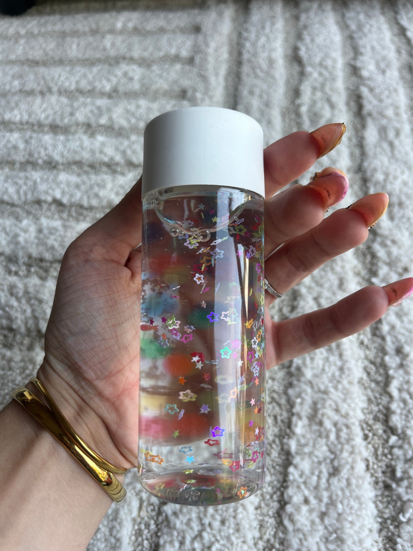 Bouteille sensorielle étoiles colorées l’Atelier Gigogne