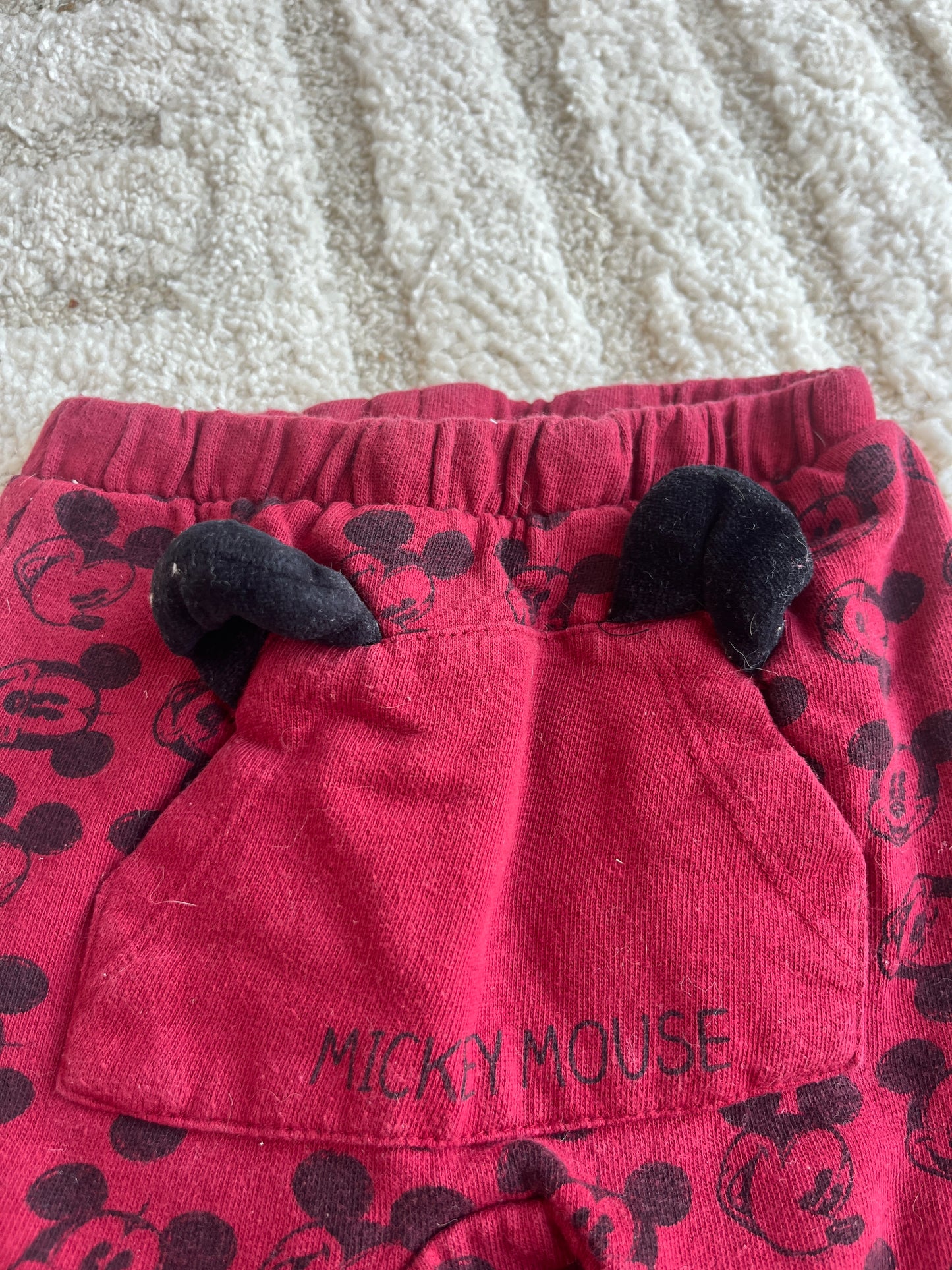 Pantalon rouge avec ourlets et poches Mickey - 6 mois