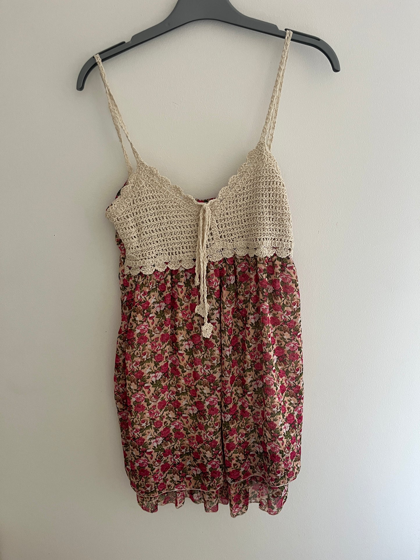 Mini robe fleurie avec bustier en crochet - M/L