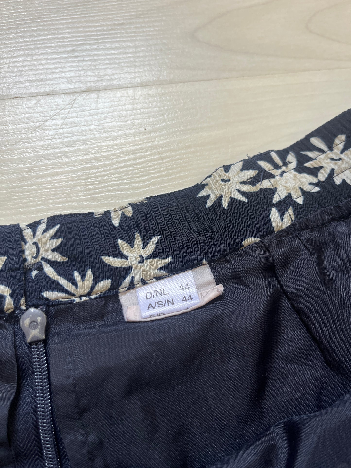 Jupe courte bleu marine fleurie avec fentes - 46