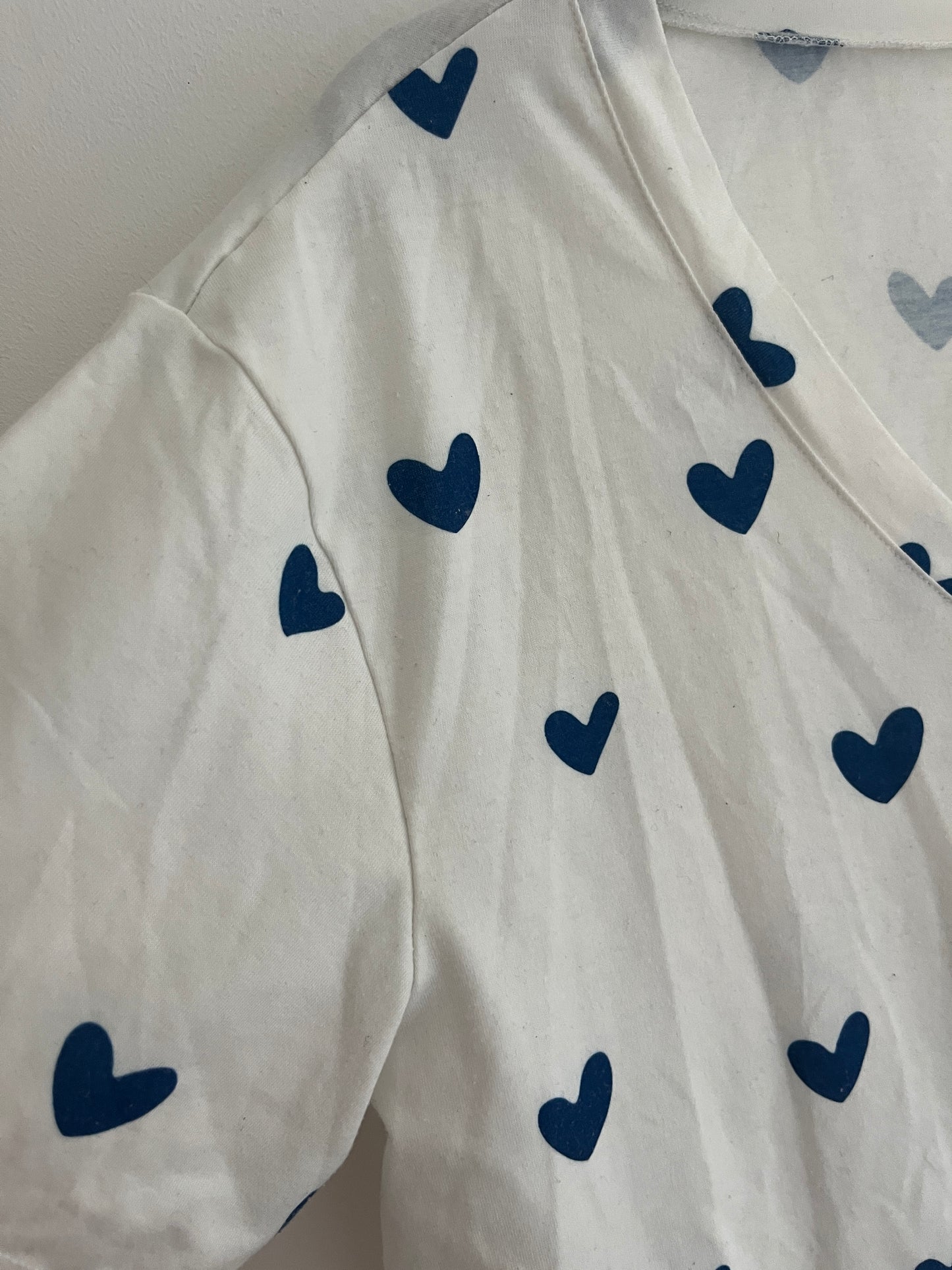 T-shirt à manches courtes blanc avec cœurs bleus - M
