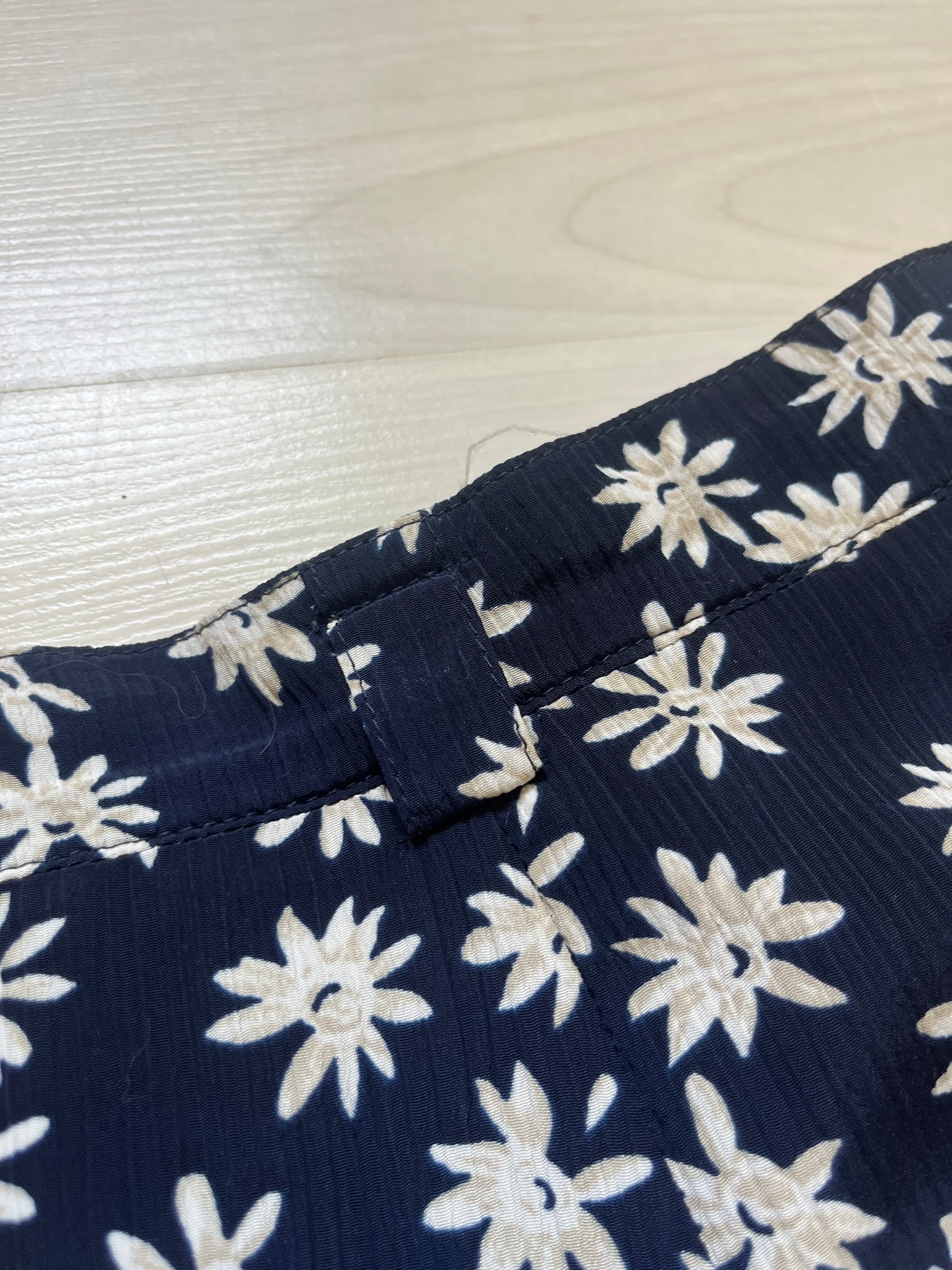 Jupe courte bleu marine fleurie avec fentes - 46