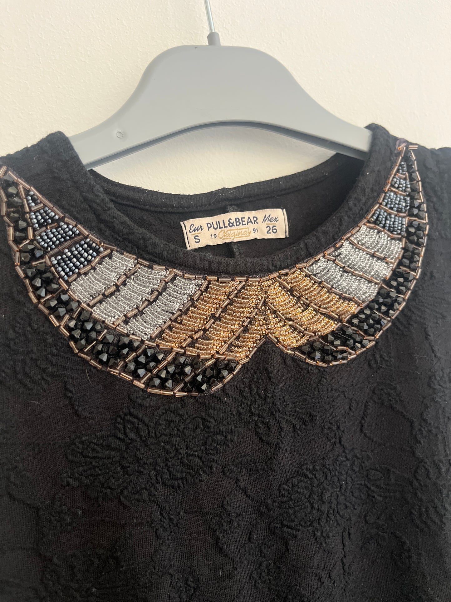 Robe courte sans manches à détails dorés et dentelle Pull&Bear - 36