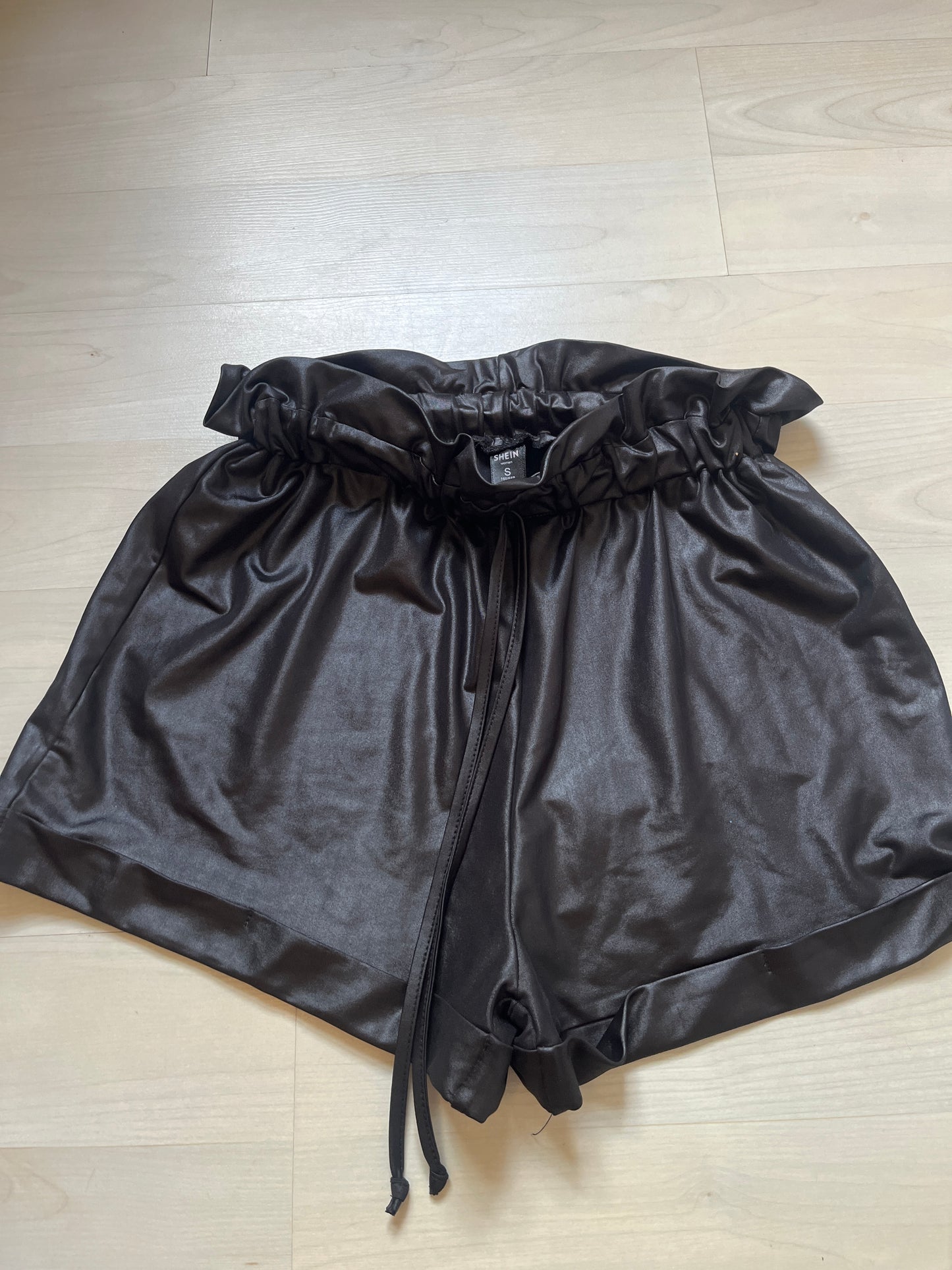 Short ceinturé en simili cuir - S