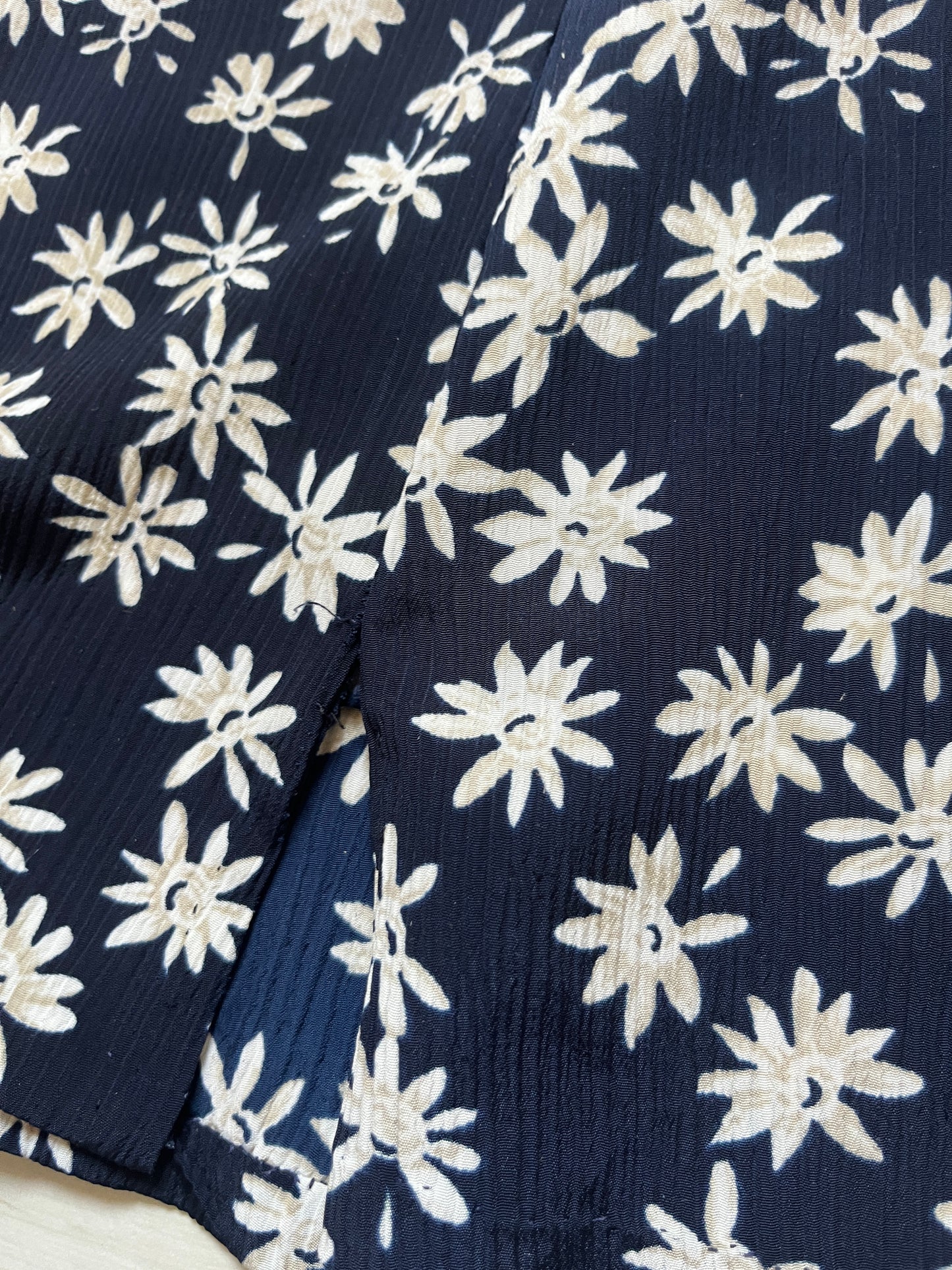 Jupe courte bleu marine fleurie avec fentes - 46