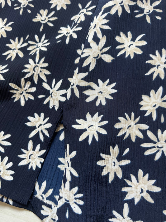 Jupe courte bleu marine fleurie avec fentes - 46