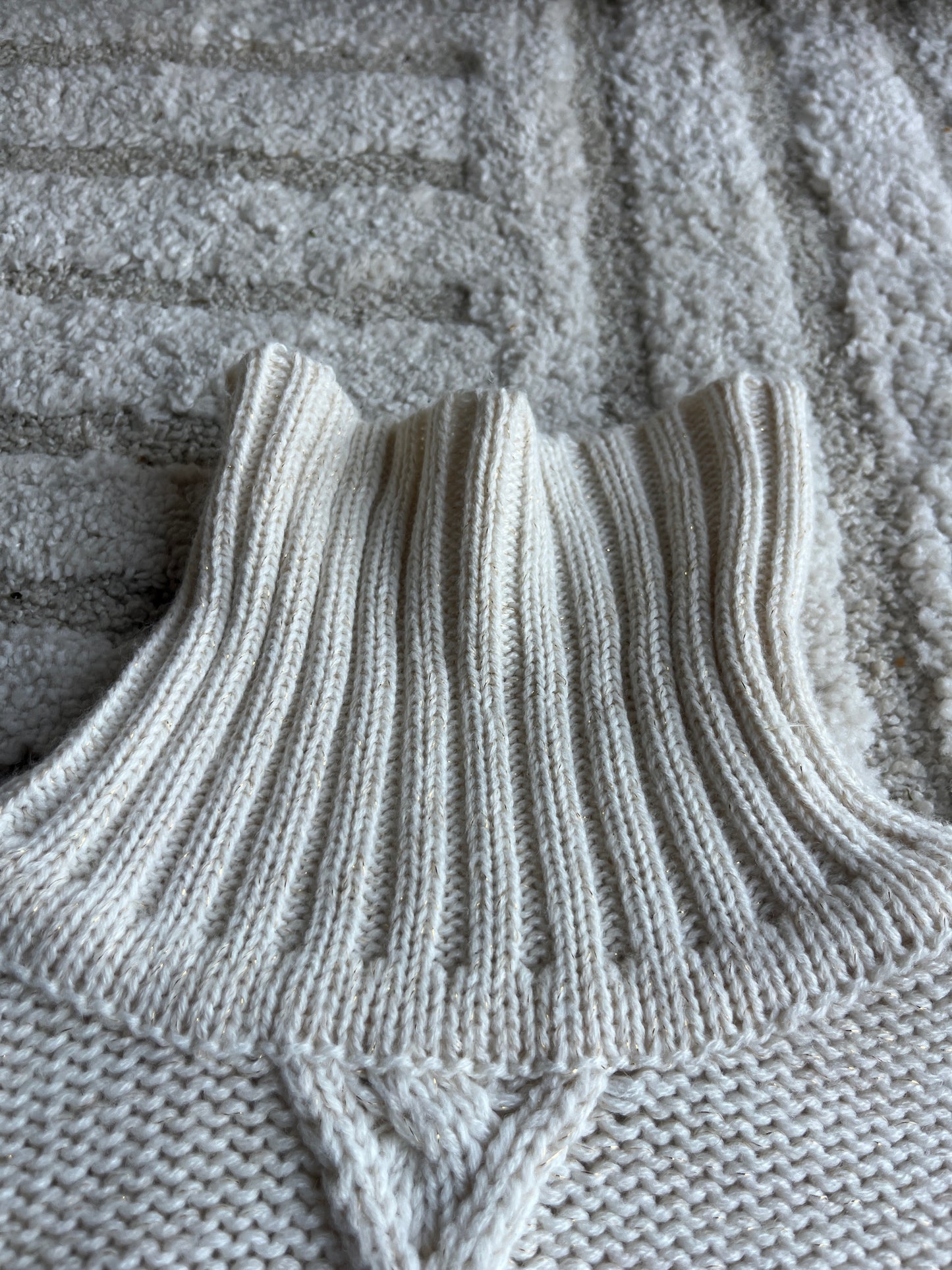 Poncho beige en maille à col roulé et pompons - 5/6 ans