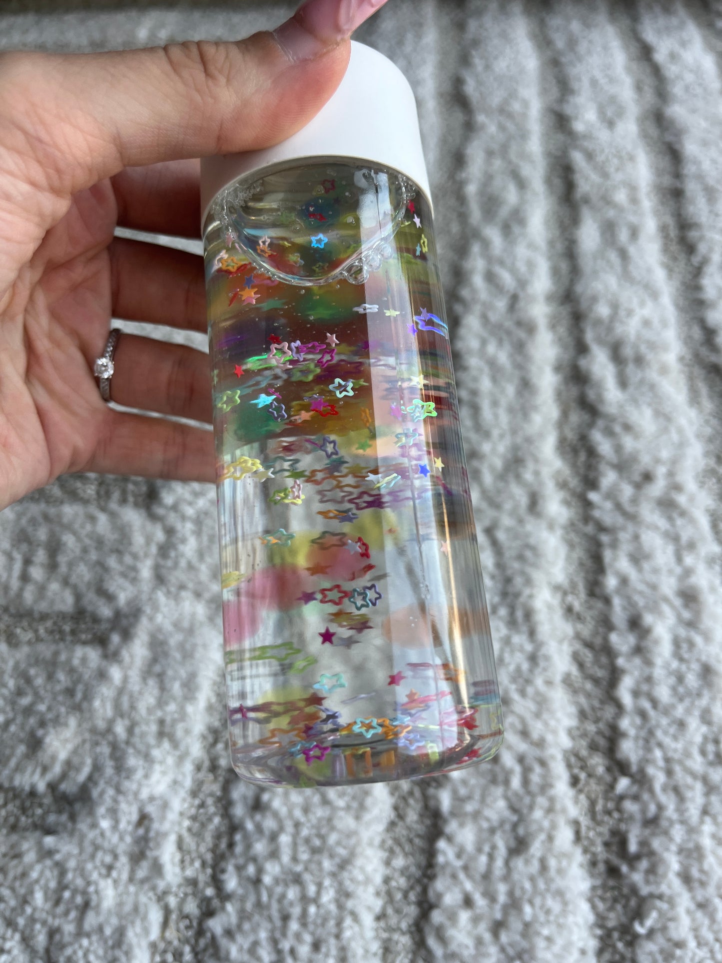Bouteille sensorielle étoiles colorées l’Atelier Gigogne