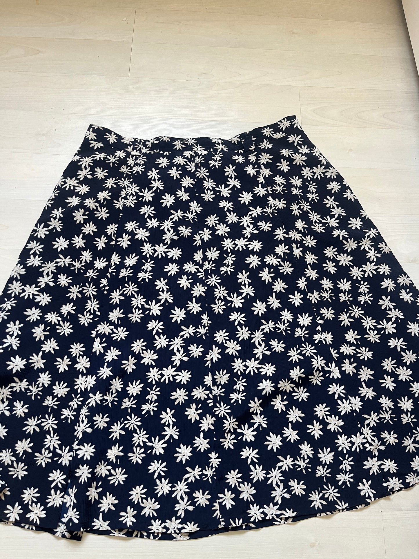 Jupe courte bleu marine fleurie avec fentes - 46