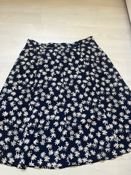 Jupe courte bleu marine fleurie avec fentes - 46